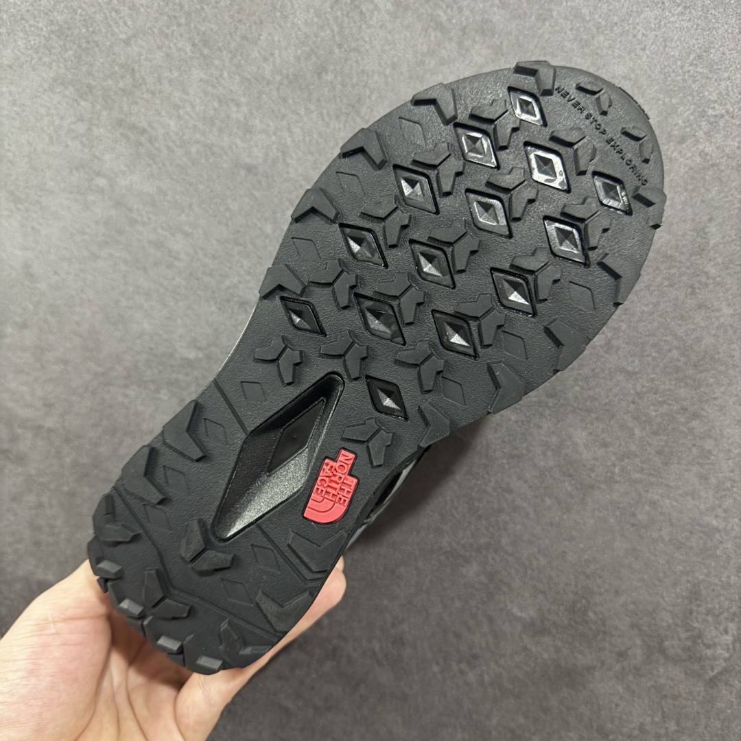 图片[9]-【公司级】THE NORTH FACE SOLID TECH 北面柔软舒适防滑耐磨低帮生活休闲鞋 男女同款 The North Face于1966年成立，一直致力于为户外运动员的每一次严酷探索提供专业装备。作为全球户外运动领导品牌，The NorthFace以经过专业运动员测试、适应各类户外需求的产品助力探索者不断超越自我，激发人类潜能。The North Face象征着众多山脉中更冷、更值得挑战的北坡。品牌标志则来自Half Dome，一座位于美国加州Yosemite NationalPark（优胜美地国家公园）里的山峰，中文名字取为「北面」，象征着不畏惧的户外探索精神。1997年，The North Face采用全新的宣传标语「Never Stop Exploring探索永不停止」，体现品牌的探索精神，成为品牌的座右铭。 尺码：36/45-选品中心