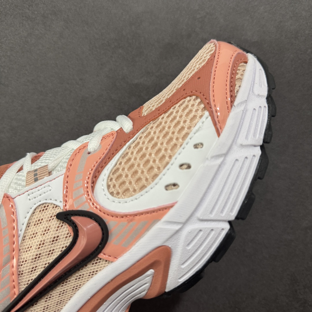 图片[5]-【公司级】NK V5 RNR 舒适百搭防滑耐磨低帮跑步鞋 IF2330-600 舒适有型适合日常穿着 该鞋款延续千禧年经典设计搭载泡绵中底 厚实而轻盈匠心细节巧搭立体耐克勾标志焕新演绎复古跑鞋 鞋款从千禧年美学汲取灵感 混搭多种材质突显层次感立体感和传统跑步风范 尺码：36 36.5 37.5 38 38.5 39 40 40.5 41 42 42.5 43 44 44.5 45-选品中心