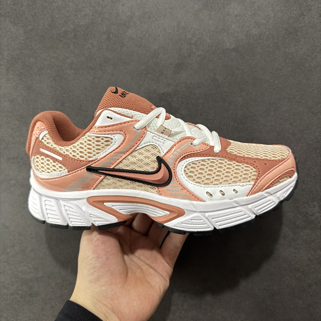 【公司级】NK V5 RNR 舒适百搭防滑耐磨低帮跑步鞋 IF2330-600 舒适有型适合日常穿着 该鞋款延续千禧年经典设计搭载泡绵中底 厚实而轻盈匠心细节巧搭立体耐克勾标志焕新演绎复古跑鞋 鞋款从千禧年美学汲取灵感 混搭多种材质突显层次感立体感和传统跑步风范 尺码:36 36.5 37.5 38 38.5 39 40 40.5 41 42 42.5 43 44 44.5 45-选品中心