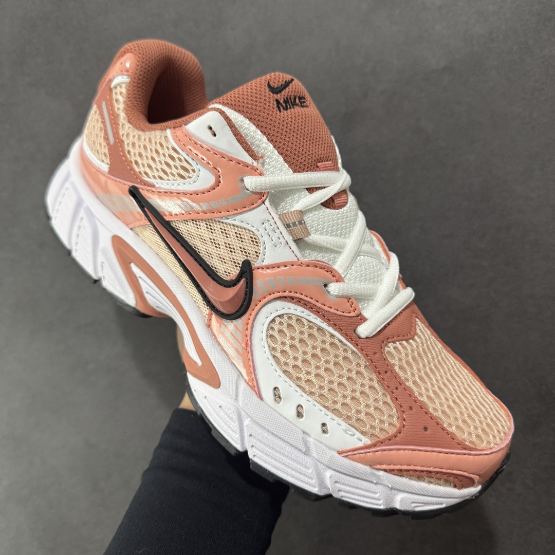 图片[3]-【公司级】NK V5 RNR 舒适百搭防滑耐磨低帮跑步鞋 IF2330-600 舒适有型适合日常穿着 该鞋款延续千禧年经典设计搭载泡绵中底 厚实而轻盈匠心细节巧搭立体耐克勾标志焕新演绎复古跑鞋 鞋款从千禧年美学汲取灵感 混搭多种材质突显层次感立体感和传统跑步风范 尺码：36 36.5 37.5 38 38.5 39 40 40.5 41 42 42.5 43 44 44.5 45-选品中心