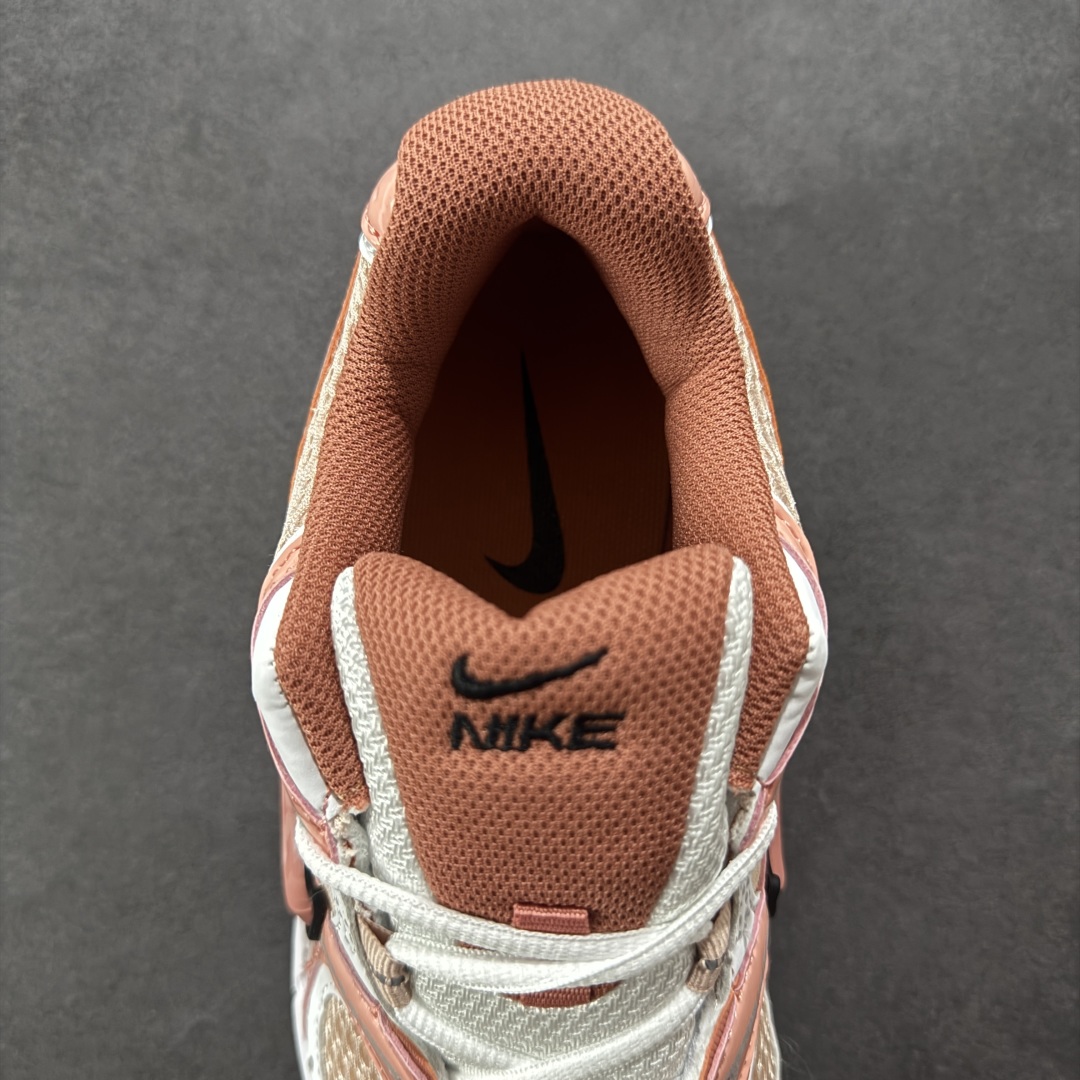 图片[7]-【公司级】NK V5 RNR 舒适百搭防滑耐磨低帮跑步鞋 IF2330-600 舒适有型适合日常穿着 该鞋款延续千禧年经典设计搭载泡绵中底 厚实而轻盈匠心细节巧搭立体耐克勾标志焕新演绎复古跑鞋 鞋款从千禧年美学汲取灵感 混搭多种材质突显层次感立体感和传统跑步风范 尺码：36 36.5 37.5 38 38.5 39 40 40.5 41 42 42.5 43 44 44.5 45-选品中心