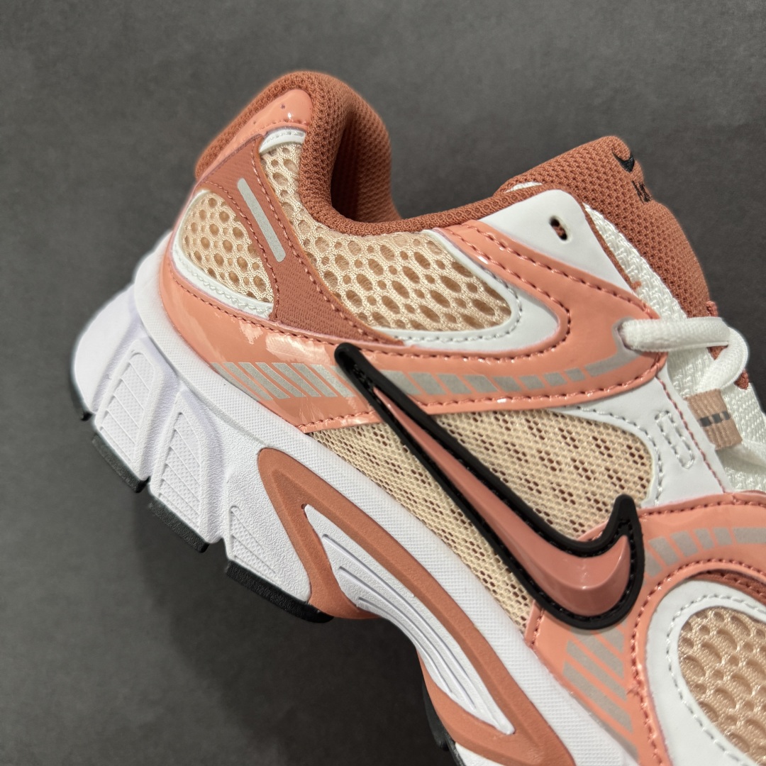 图片[6]-【公司级】NK V5 RNR 舒适百搭防滑耐磨低帮跑步鞋 IF2330-600 舒适有型适合日常穿着 该鞋款延续千禧年经典设计搭载泡绵中底 厚实而轻盈匠心细节巧搭立体耐克勾标志焕新演绎复古跑鞋 鞋款从千禧年美学汲取灵感 混搭多种材质突显层次感立体感和传统跑步风范 尺码：36 36.5 37.5 38 38.5 39 40 40.5 41 42 42.5 43 44 44.5 45-选品中心