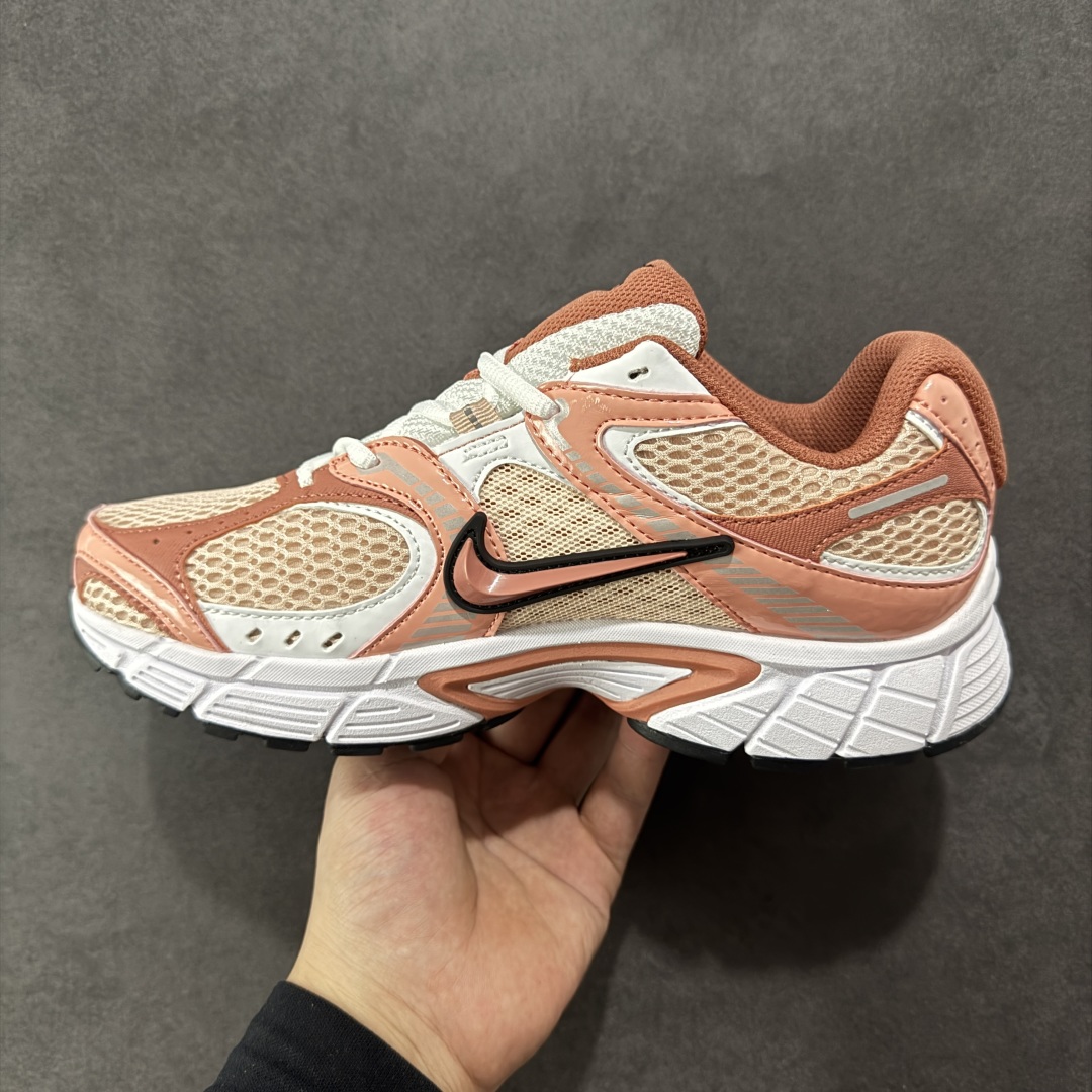 图片[2]-【公司级】NK V5 RNR 舒适百搭防滑耐磨低帮跑步鞋 IF2330-600 舒适有型适合日常穿着 该鞋款延续千禧年经典设计搭载泡绵中底 厚实而轻盈匠心细节巧搭立体耐克勾标志焕新演绎复古跑鞋 鞋款从千禧年美学汲取灵感 混搭多种材质突显层次感立体感和传统跑步风范 尺码：36 36.5 37.5 38 38.5 39 40 40.5 41 42 42.5 43 44 44.5 45-选品中心