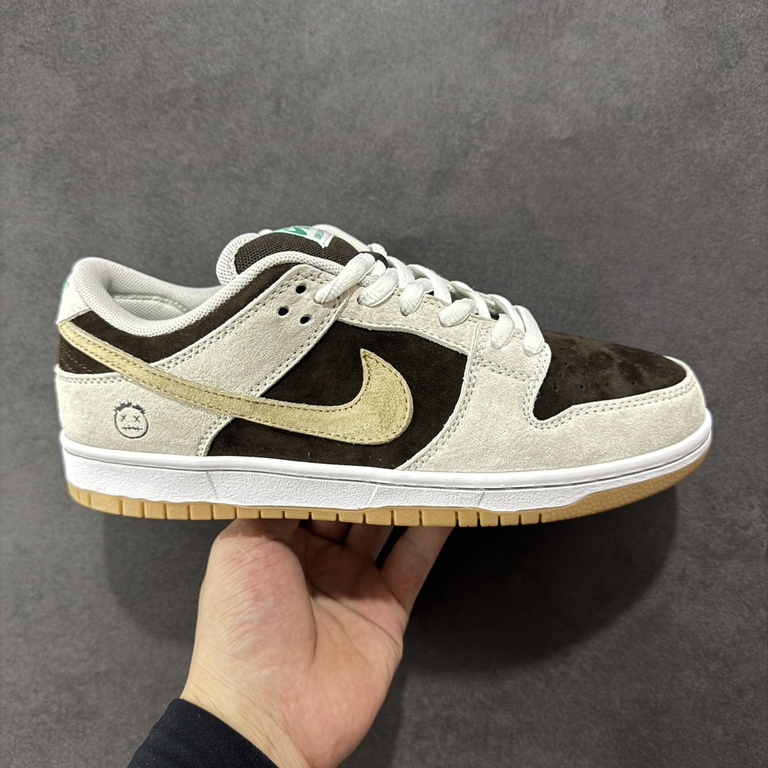 【纯原版】Nike Dunk SB 冰啡男孩 米棕 此款以简约大方的造型设计,给人以随性休闲的时尚格调,穿着舒适轻便,运动灵活自如,满足日常个性穿搭。 货号: HF3704-001 尺码: 36 36.5 37.5 38 38.5 39 40 40.5 41 42 42.5 43 44 44.5 45 46-选品中心