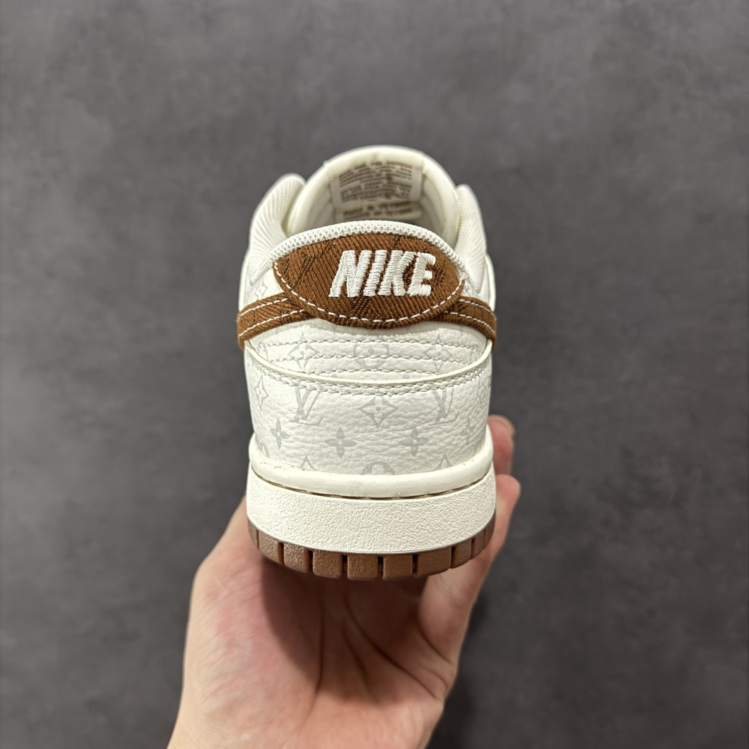 图片[4]-【定制版】Nike SB Dunk Low LV联名 咖啡牛仔 周年高端定制 低帮休闲板鞋  #定制鞋盒 大厂纯原品质出货 超高清洁度 皮料切割干净无任何毛边 细节完美   货号：SC9772-806 尺码：36 36.5 37.5 38 36.5 39 40 40.5 41 42 42.5 43 44 44.5 45-选品中心