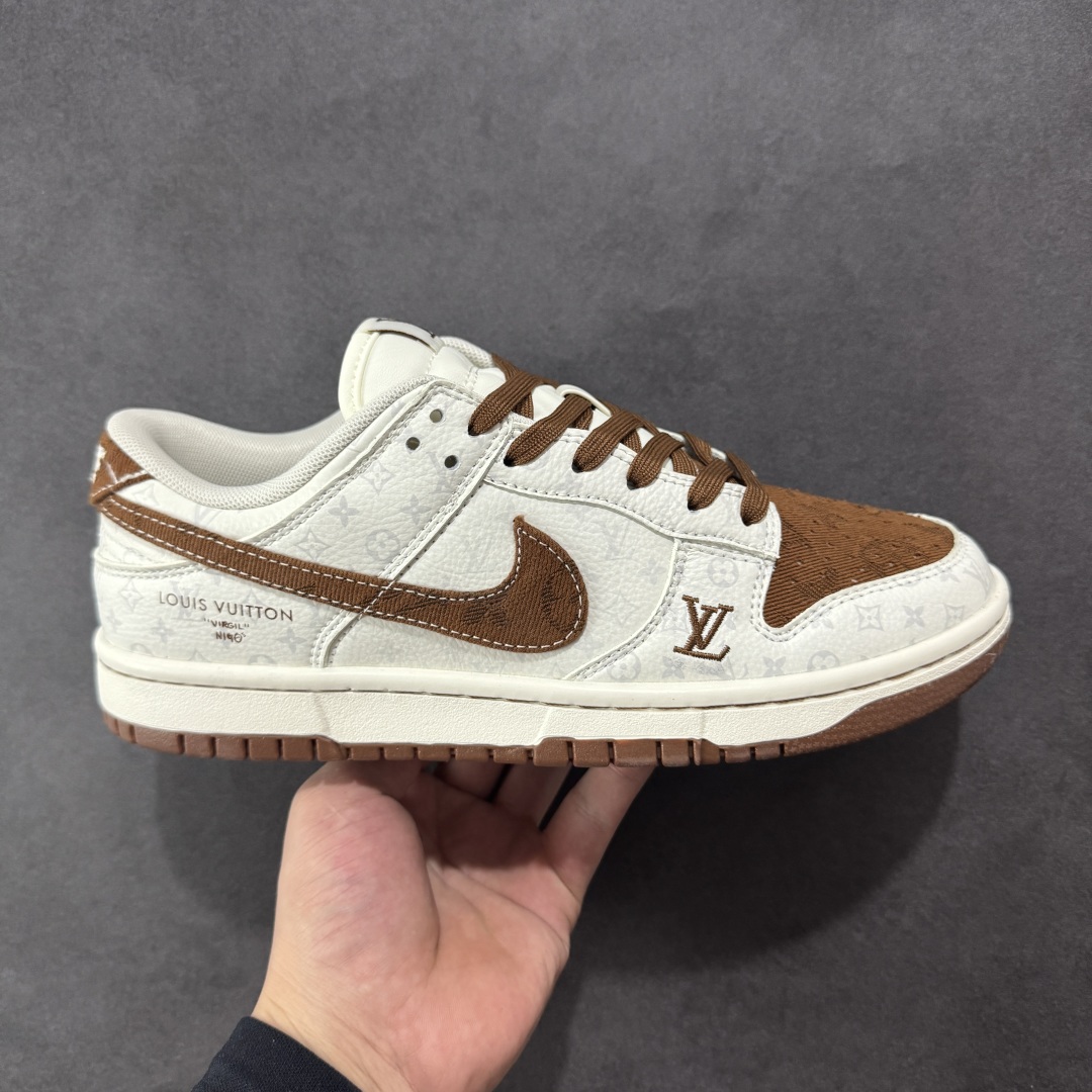【定制版】Nike SB Dunk Low LV联名 咖啡牛仔 周年高端定制 低帮休闲板鞋  #定制鞋盒 大厂纯原品质出货 超高清洁度 皮料切割干净无任何毛边 细节完美   货号:SC9772-806 尺码:36 36.5 37.5 38 36.5 39 40 40.5 41 42 42.5 43 44 44.5 45-选品中心