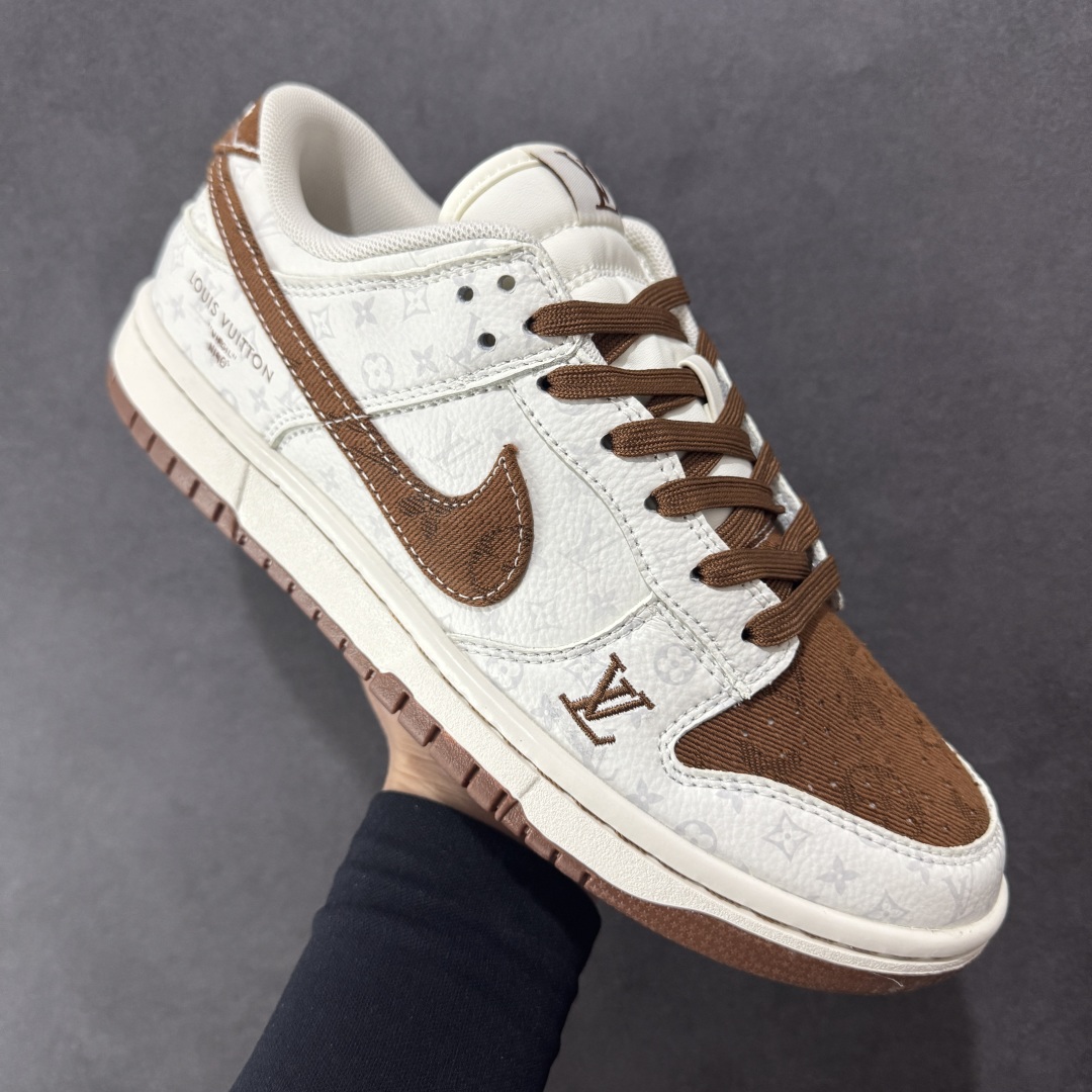 图片[3]-【定制版】Nike SB Dunk Low LV联名 咖啡牛仔 周年高端定制 低帮休闲板鞋  #定制鞋盒 大厂纯原品质出货 超高清洁度 皮料切割干净无任何毛边 细节完美   货号：SC9772-806 尺码：36 36.5 37.5 38 36.5 39 40 40.5 41 42 42.5 43 44 44.5 45-选品中心