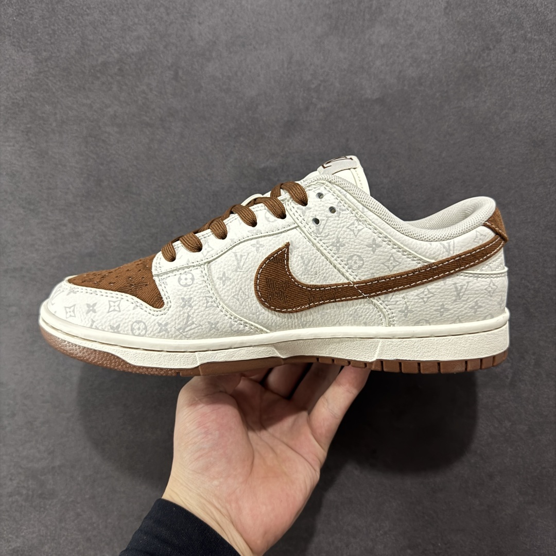 图片[2]-【定制版】Nike SB Dunk Low LV联名 咖啡牛仔 周年高端定制 低帮休闲板鞋  #定制鞋盒 大厂纯原品质出货 超高清洁度 皮料切割干净无任何毛边 细节完美   货号：SC9772-806 尺码：36 36.5 37.5 38 36.5 39 40 40.5 41 42 42.5 43 44 44.5 45-选品中心