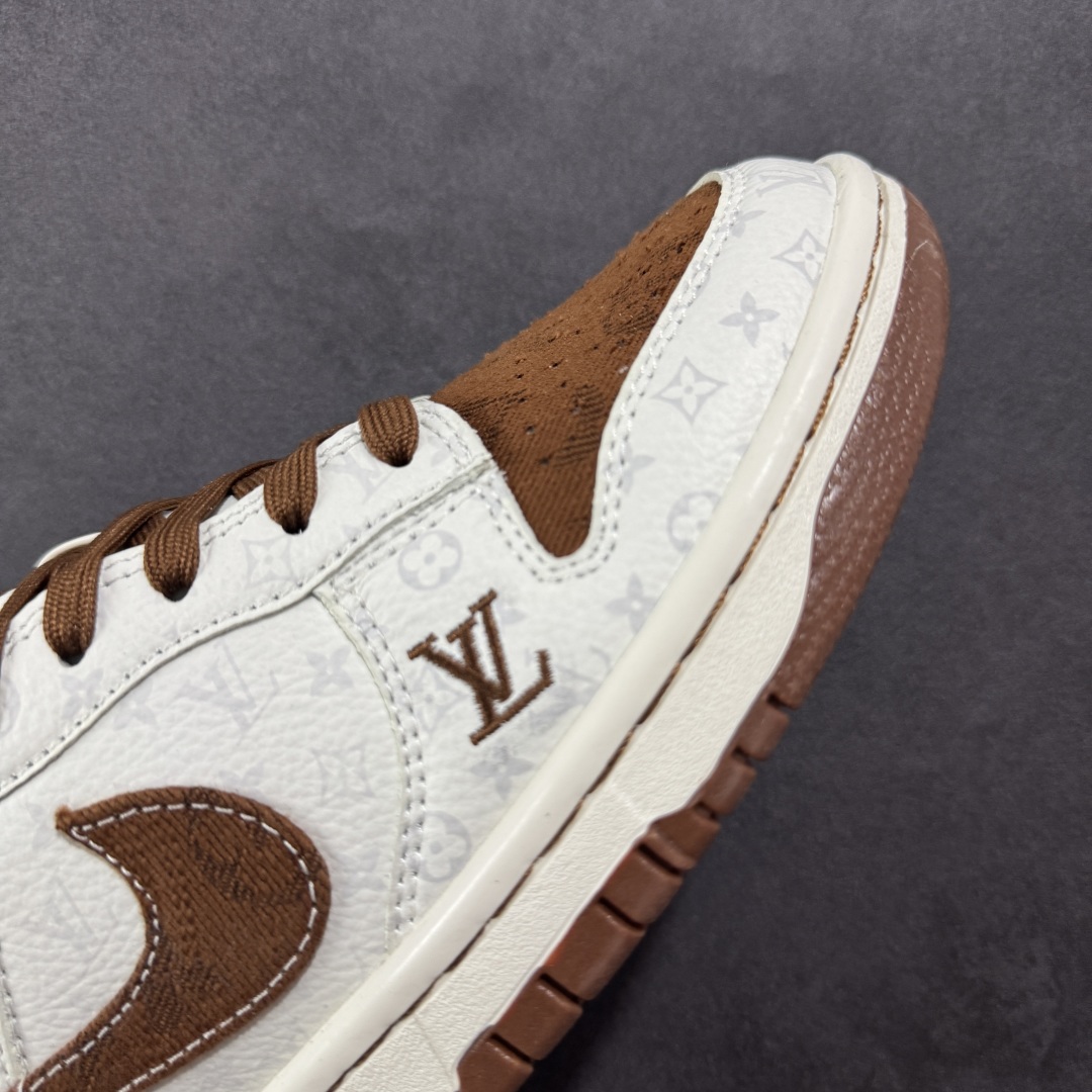图片[5]-【定制版】Nike SB Dunk Low LV联名 咖啡牛仔 周年高端定制 低帮休闲板鞋  #定制鞋盒 大厂纯原品质出货 超高清洁度 皮料切割干净无任何毛边 细节完美   货号：SC9772-806 尺码：36 36.5 37.5 38 36.5 39 40 40.5 41 42 42.5 43 44 44.5 45-选品中心