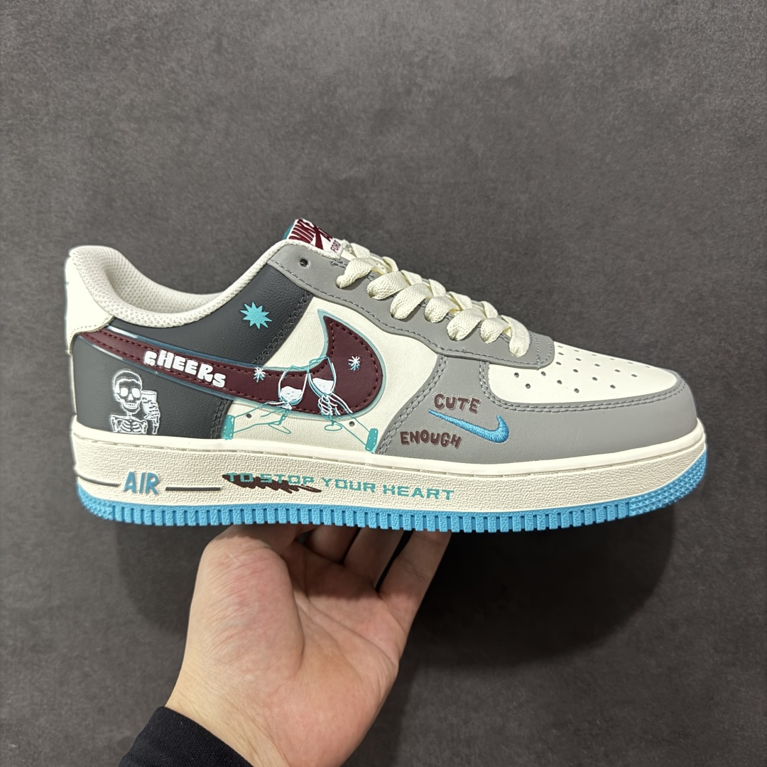 【定制版】Nike Air Force 1 “戒酒骷髅”“Stop drinking”空军一号定制低帮板鞋 货号:LJ2288-666 戒酒骷髅是一幅极具警示意义的创意作品。画面主体是一个骷髅正仰面喝酒,它没有了皮肉的包裹,骨骼突兀地展现,空洞的眼眶直愣愣地望向天空,毫无生机的手紧握着酒杯,酒水顺着它的颌骨肆意流淌 尺码:36 36.5 37.5 38 38.5 39 40 40.5 41 42 42.5 43 44 44.5 45-选品中心