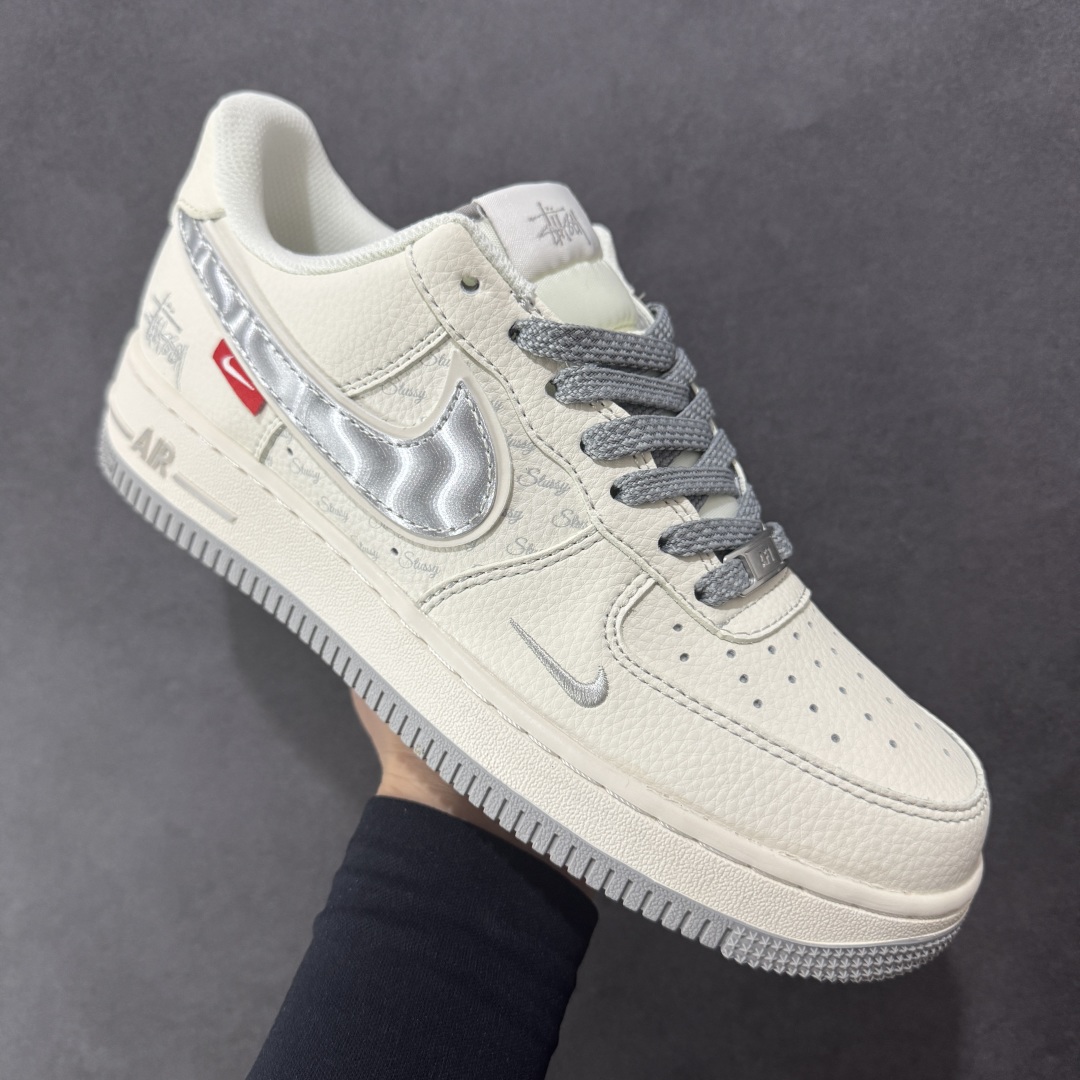 图片[3]-【定制版】海外限量发售！公司级NIke Air Force 1 \’07 Low “斯图西联名——灰银勾”空军一号 低帮 运动鞋 休闲鞋 折边针车 工艺难度大 原楦头原纸板 原装鞋盒 定制五金配件 内置全掌气垫 原厂鞋底 货号：XX3168-209 尺码：36 36.5 37.5 38 38.5 39 40 40.5 41 42 42.5 43 44 44.5 45-选品中心