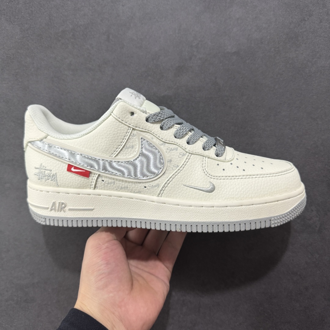 【定制版】海外限量发售!公司级NIke Air Force 1 \'07 Low “斯图西联名——灰银勾”空军一号 低帮 运动鞋 休闲鞋 折边针车 工艺难度大 原楦头原纸板 原装鞋盒 定制五金配件 内置全掌气垫 原厂鞋底 货号:XX3168-209 尺码:36 36.5 37.5 38 38.5 39 40 40.5 41 42 42.5 43 44 44.5 45-选品中心