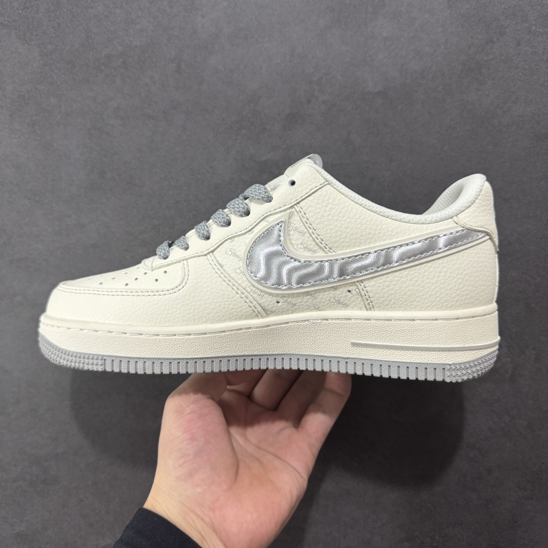 图片[2]-【定制版】海外限量发售！公司级NIke Air Force 1 \’07 Low “斯图西联名——灰银勾”空军一号 低帮 运动鞋 休闲鞋 折边针车 工艺难度大 原楦头原纸板 原装鞋盒 定制五金配件 内置全掌气垫 原厂鞋底 货号：XX3168-209 尺码：36 36.5 37.5 38 38.5 39 40 40.5 41 42 42.5 43 44 44.5 45-选品中心