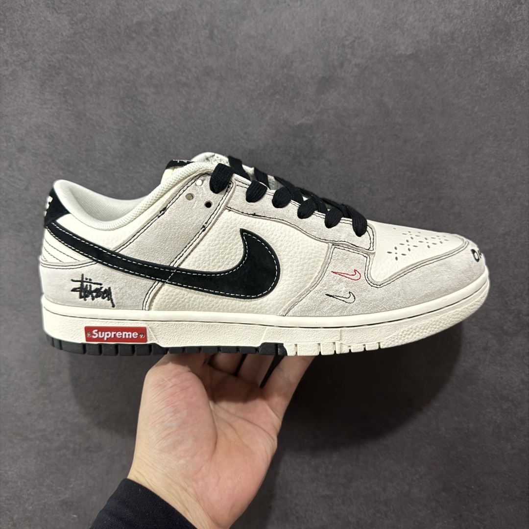 【定制版】Nk SB Dunk Low * 斯图西联名 高端定制 低帮休闲运动板鞋独家版型,柔软高端皮革鞋面,米黑配色,冲击视觉的同时,带来舒适脚感体验 #定制鞋盒 大厂纯原品质出货 超高清洁度 皮料切割干净无任何毛边 细节完美 货号:MM1089-031 尺码:36 36.5 37.5 38 38.5 39 40 40.5 41 42 42.5 43 44 44.5 45-选品中心