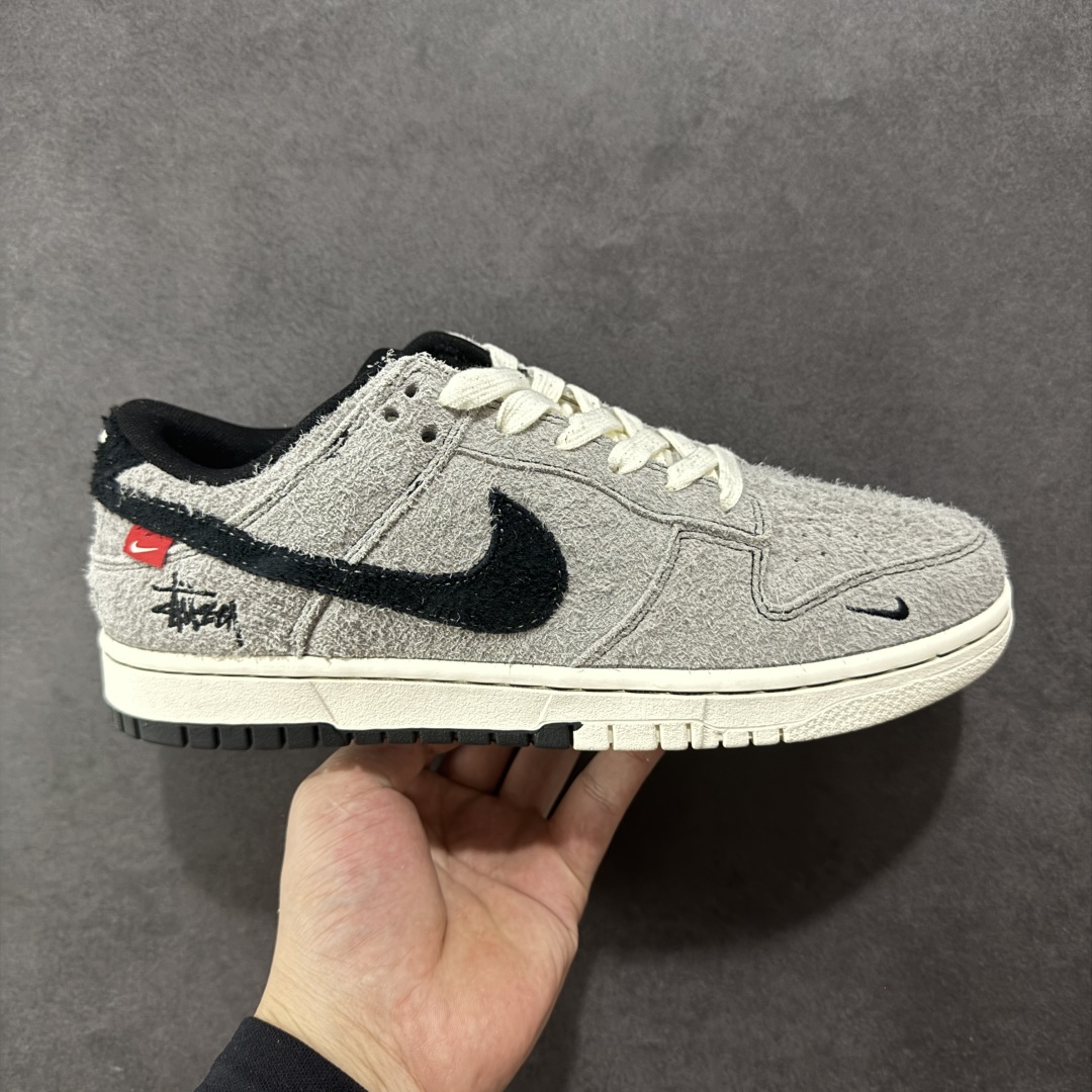 【定制版】Nk SB Dunk Low * 斯图西联名 高端定制 低帮休闲运动板鞋独家版型,柔软高端皮革鞋面,灰黑配色,冲击视觉的同时,带来舒适脚感体验 #定制鞋盒 大厂纯原品质出货 超高清洁度 皮料切割干净无任何毛边 细节完美 货号:MM1089-027 尺码:36 36.5 37.5 38 38.5 39 40 40.5 41 42 42.5 43 44 44.5 45-选品中心