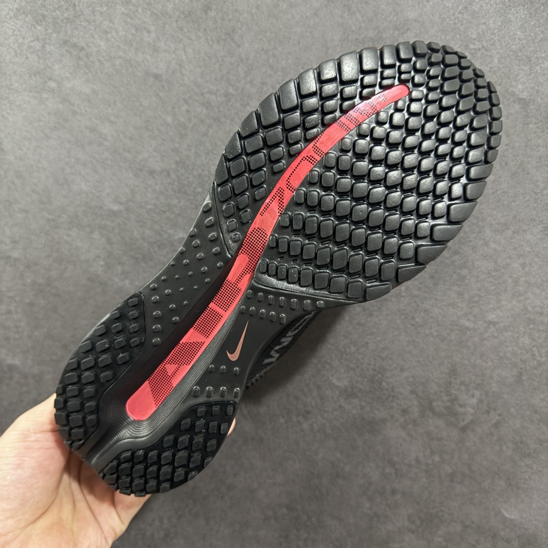 图片[9]-【CK纯原】Nike Pegasus Premium Airscape 舒适百搭减震防滑耐磨透气 低帮跑步鞋     低帮跑步鞋，黑红配色，简约又不失活力，上脚超吸睛。  它不仅颜值高，性能更是一绝！  全掌气垫科技，减震防滑超耐磨，每一步都能感受到强劲回弹，给双脚舒适支撑。  透气鞋面，跑步时双脚也能自由呼吸。    #独家原包 原底原料 开模打造  #原厂鞋标 高精密准度  #原楦原纸板开发 匹配原版98%以上  #后跟弧度 正确呈现  #原厂皮料 质感无敌  #皮料切割干净 无任何毛边 清洁度细节完美    货号：HQ2592-003    尺码：35.5 36 36.5 37.5 38 38.5 39 40 40.5 41 42 42.5 43 44 45 46.5-选品中心