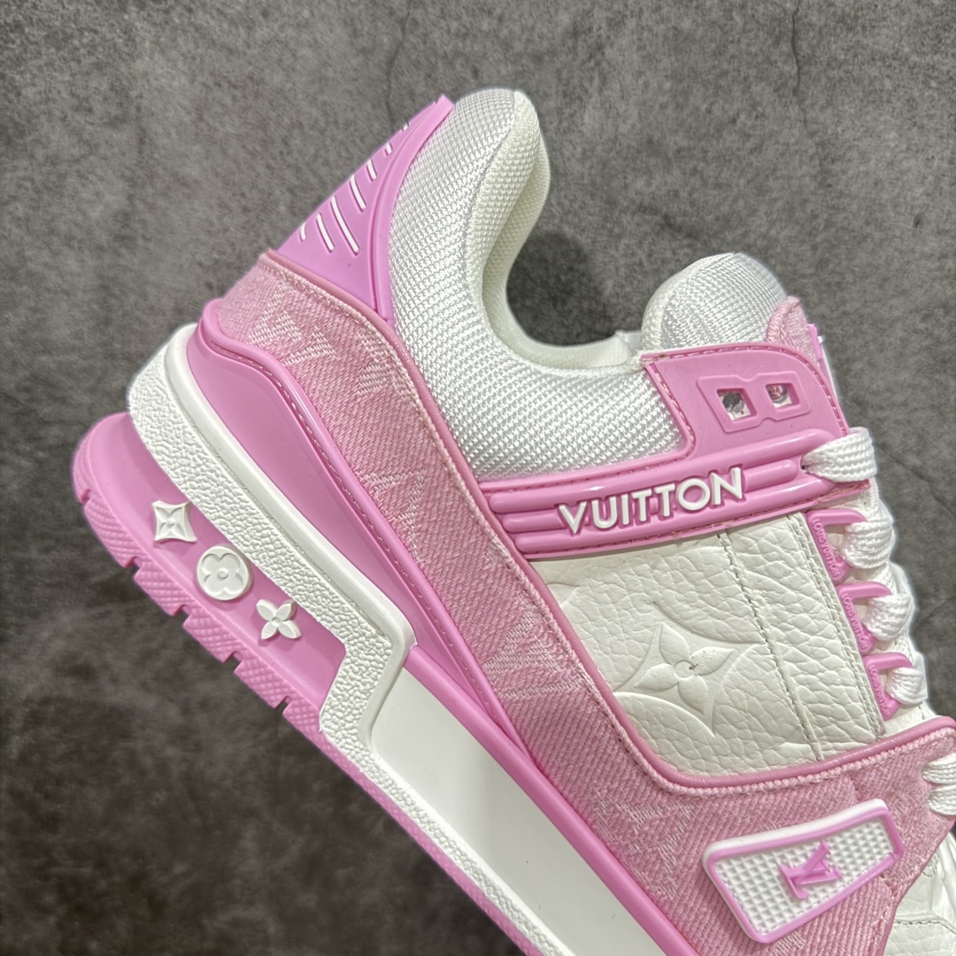 图片[7]-【HS纯原礼盒版福利】 LV Trainer系列高奢运动鞋 白粉牛仔 新款芯片顶级 潮人必备单品 同步ZP官网空胶工艺 鞋舌、挂饰均镶嵌NFC芯片感应装置 正确胶片断点式设计 中底正确还原原版油印字母比例 1：1原楦格板、楦头、刀磨全新升级！ 独家订制顶级压纹麂皮 原版开模TPU大底 质感原版一致 垫脚聚米微料加透气英伦网布 披靡市场任何版本！细节完美呈现！ 代购指定版本 全新升级最新双盒包装 扫码秒进官网！ 全套包装配件同比原版 尺码： 35-39-选品中心