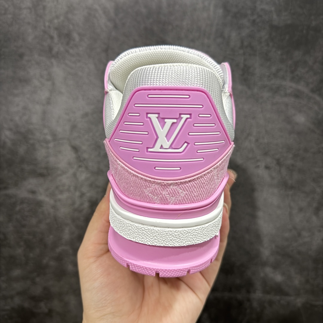 图片[4]-【HS纯原礼盒版福利】 LV Trainer系列高奢运动鞋 白粉牛仔 新款芯片顶级 潮人必备单品 同步ZP官网空胶工艺 鞋舌、挂饰均镶嵌NFC芯片感应装置 正确胶片断点式设计 中底正确还原原版油印字母比例 1：1原楦格板、楦头、刀磨全新升级！ 独家订制顶级压纹麂皮 原版开模TPU大底 质感原版一致 垫脚聚米微料加透气英伦网布 披靡市场任何版本！细节完美呈现！ 代购指定版本 全新升级最新双盒包装 扫码秒进官网！ 全套包装配件同比原版 尺码： 35-39-选品中心