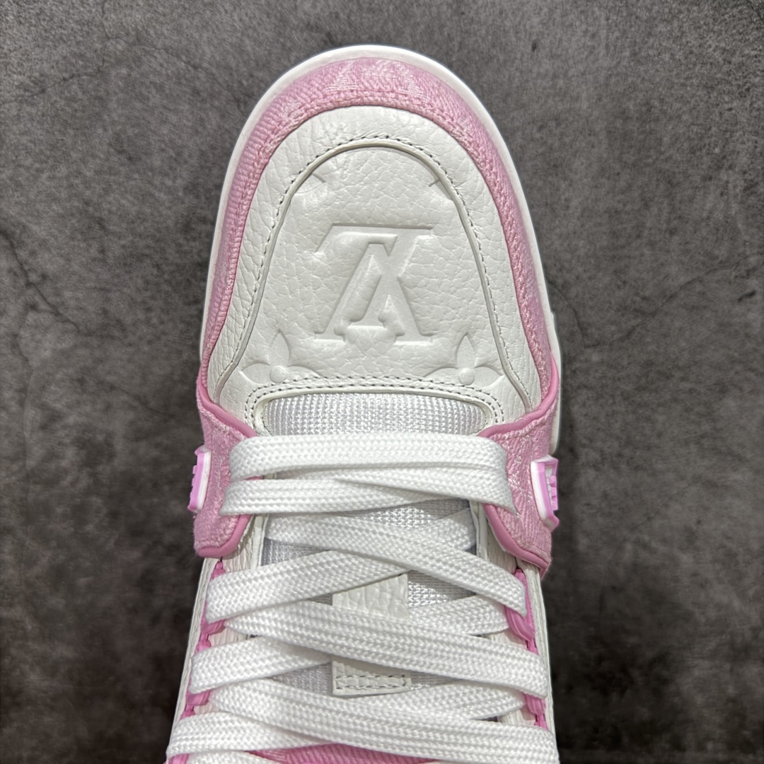 图片[5]-【HS纯原礼盒版福利】 LV Trainer系列高奢运动鞋 白粉牛仔 新款芯片顶级 潮人必备单品 同步ZP官网空胶工艺 鞋舌、挂饰均镶嵌NFC芯片感应装置 正确胶片断点式设计 中底正确还原原版油印字母比例 1：1原楦格板、楦头、刀磨全新升级！ 独家订制顶级压纹麂皮 原版开模TPU大底 质感原版一致 垫脚聚米微料加透气英伦网布 披靡市场任何版本！细节完美呈现！ 代购指定版本 全新升级最新双盒包装 扫码秒进官网！ 全套包装配件同比原版 尺码： 35-39-选品中心