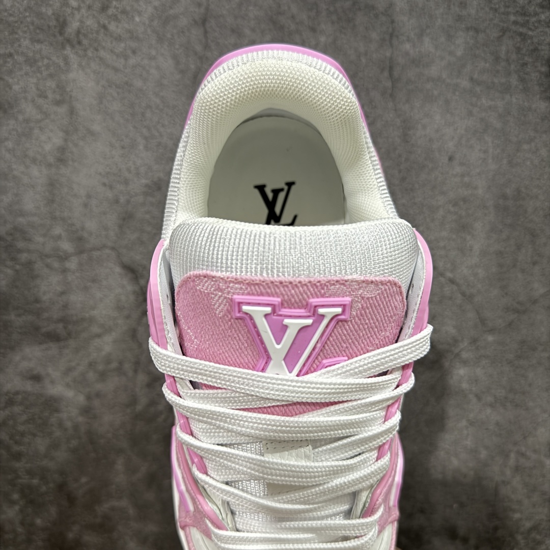 图片[8]-【HS纯原礼盒版福利】 LV Trainer系列高奢运动鞋 白粉牛仔 新款芯片顶级 潮人必备单品 同步ZP官网空胶工艺 鞋舌、挂饰均镶嵌NFC芯片感应装置 正确胶片断点式设计 中底正确还原原版油印字母比例 1：1原楦格板、楦头、刀磨全新升级！ 独家订制顶级压纹麂皮 原版开模TPU大底 质感原版一致 垫脚聚米微料加透气英伦网布 披靡市场任何版本！细节完美呈现！ 代购指定版本 全新升级最新双盒包装 扫码秒进官网！ 全套包装配件同比原版 尺码： 35-39-选品中心