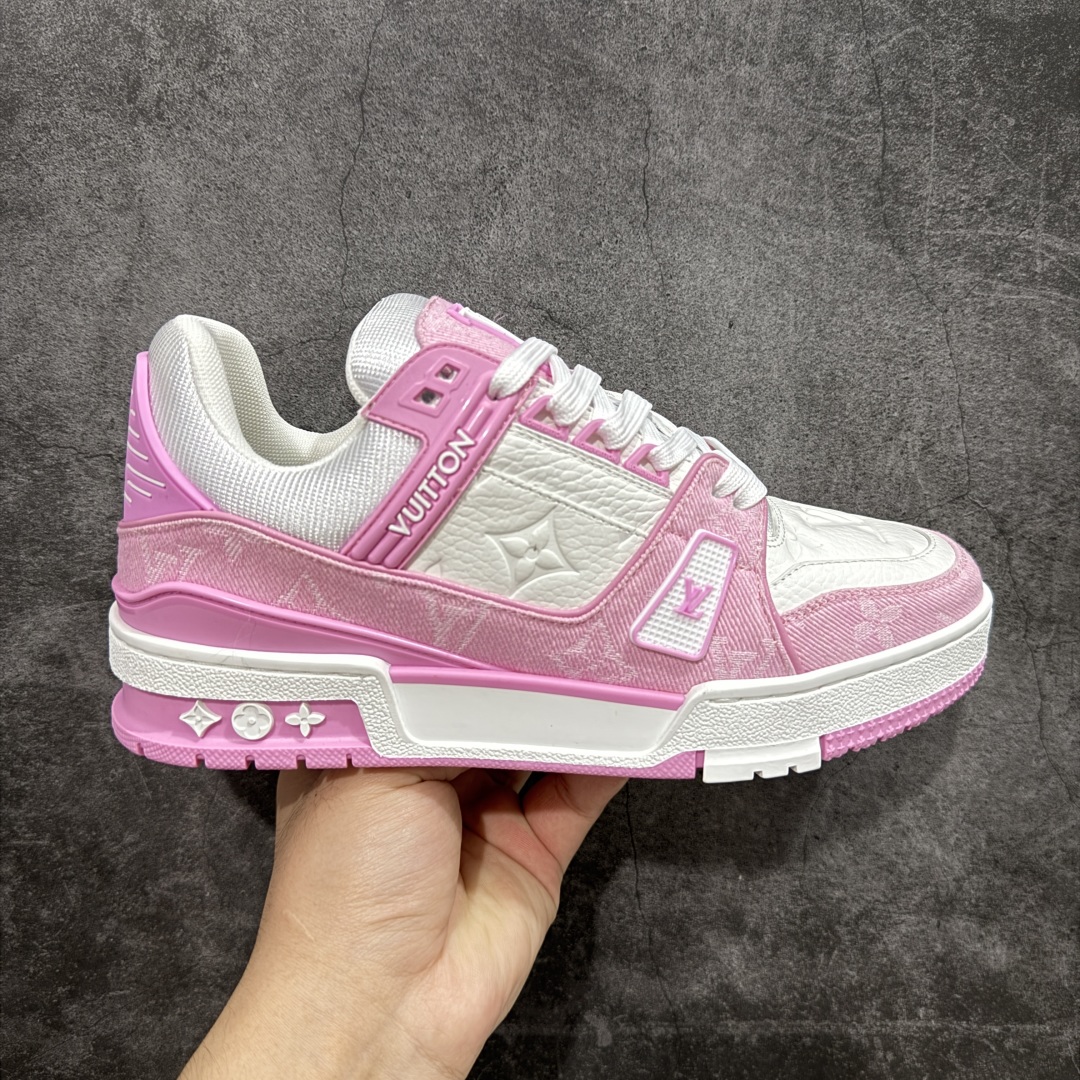【HS纯原礼盒版福利】 LV Trainer系列高奢运动鞋 白粉牛仔 新款芯片顶级 潮人必备单品 同步ZP官网空胶工艺 鞋舌、挂饰均镶嵌NFC芯片感应装置 正确胶片断点式设计 中底正确还原原版油印字母比例 1:1原楦格板、楦头、刀磨全新升级! 独家订制顶级压纹麂皮 原版开模TPU大底 质感原版一致 垫脚聚米微料加透气英伦网布 披靡市场任何版本!细节完美呈现! 代购指定版本 全新升级最新双盒包装 扫码秒进官网! 全套包装配件同比原版 尺码: 35-39-选品中心