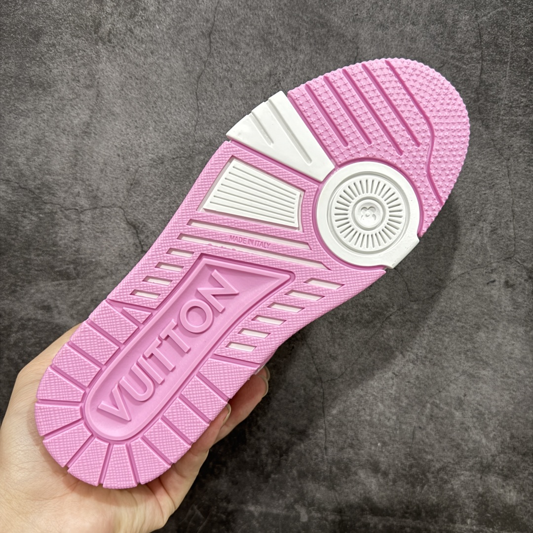 图片[9]-【HS纯原礼盒版福利】 LV Trainer系列高奢运动鞋 白粉牛仔 新款芯片顶级 潮人必备单品 同步ZP官网空胶工艺 鞋舌、挂饰均镶嵌NFC芯片感应装置 正确胶片断点式设计 中底正确还原原版油印字母比例 1：1原楦格板、楦头、刀磨全新升级！ 独家订制顶级压纹麂皮 原版开模TPU大底 质感原版一致 垫脚聚米微料加透气英伦网布 披靡市场任何版本！细节完美呈现！ 代购指定版本 全新升级最新双盒包装 扫码秒进官网！ 全套包装配件同比原版 尺码： 35-39-选品中心