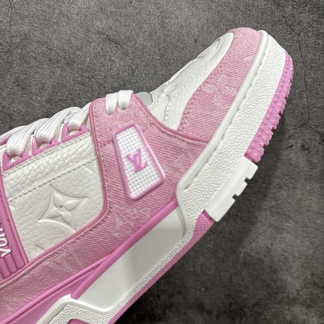 图片[6]-【HS纯原礼盒版福利】 LV Trainer系列高奢运动鞋 白粉牛仔 新款芯片顶级 潮人必备单品 同步ZP官网空胶工艺 鞋舌、挂饰均镶嵌NFC芯片感应装置 正确胶片断点式设计 中底正确还原原版油印字母比例 1：1原楦格板、楦头、刀磨全新升级！ 独家订制顶级压纹麂皮 原版开模TPU大底 质感原版一致 垫脚聚米微料加透气英伦网布 披靡市场任何版本！细节完美呈现！ 代购指定版本 全新升级最新双盒包装 扫码秒进官网！ 全套包装配件同比原版 尺码： 35-39-选品中心