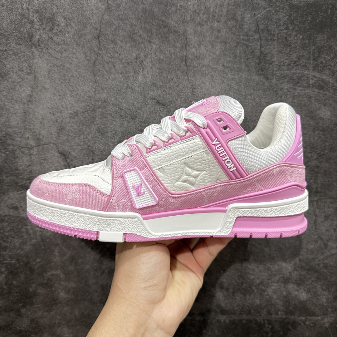 图片[2]-【HS纯原礼盒版福利】 LV Trainer系列高奢运动鞋 白粉牛仔 新款芯片顶级 潮人必备单品 同步ZP官网空胶工艺 鞋舌、挂饰均镶嵌NFC芯片感应装置 正确胶片断点式设计 中底正确还原原版油印字母比例 1：1原楦格板、楦头、刀磨全新升级！ 独家订制顶级压纹麂皮 原版开模TPU大底 质感原版一致 垫脚聚米微料加透气英伦网布 披靡市场任何版本！细节完美呈现！ 代购指定版本 全新升级最新双盒包装 扫码秒进官网！ 全套包装配件同比原版 尺码： 35-39-选品中心