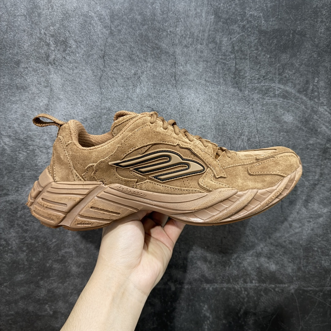 【XA纯原】最新外贸批次 Balenciaga巴黎世家16代 MONDAY 深棕色麂皮 其前卫的设计、夸张的体积和反光细节赋予其特别的轮廓 采用头层牛皮材质制成,带来良好脚感,外观全新造型,鞋身富有潮流感且易穿搭,正确做旧,多层组合橡胶大底防滑耐磨 尺码:35 36 37 38 39 40 41 42 43 44 45 46-选品中心