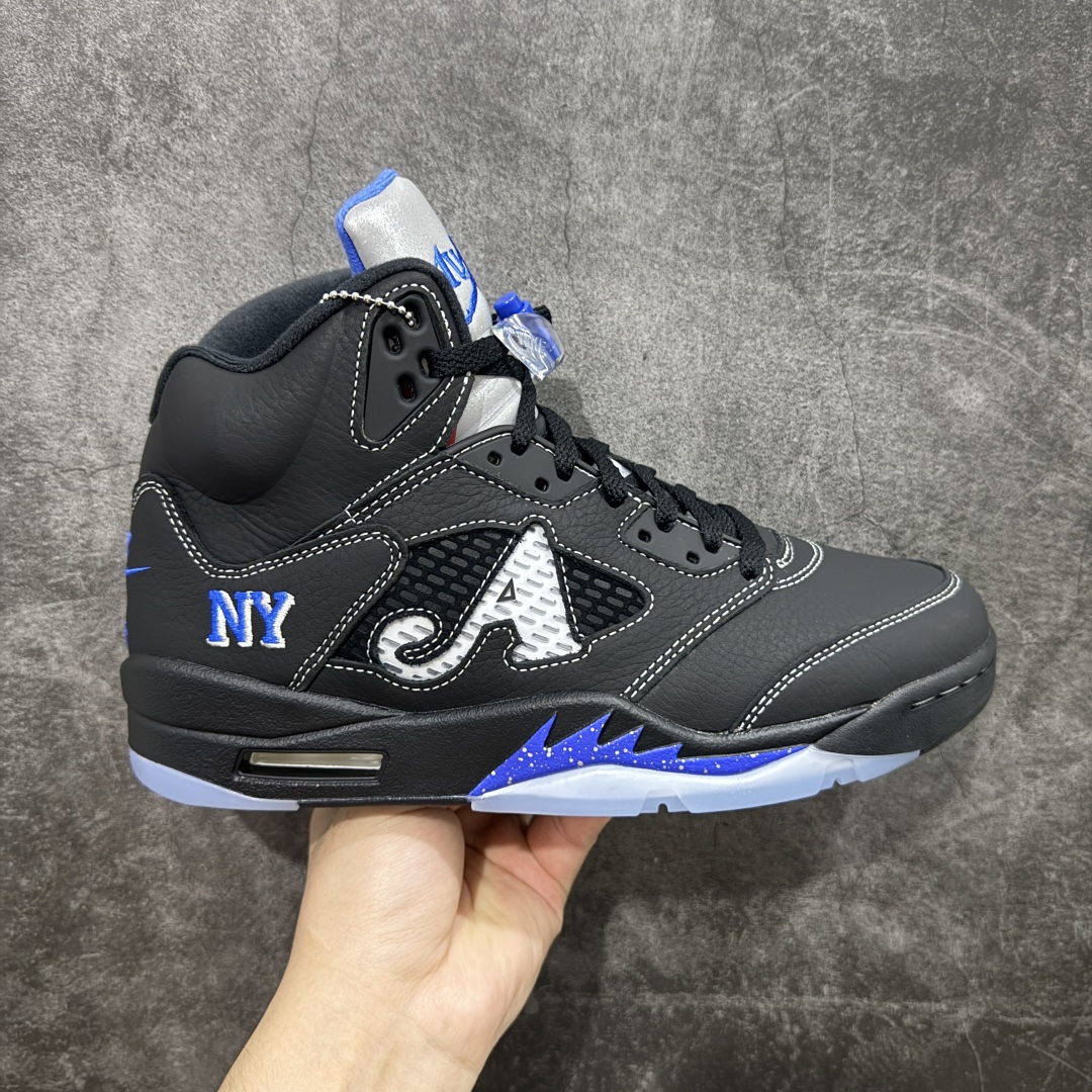 【PK纯原】Awake NY x Air Jordan AJ5 联名黑蓝 DV4982-004 SZ原厂全套原楦原纸板磨具开发 原厂皮料加持 原厂港宝加持定型后跟R度完美 同源原厂电绣 飞人针数密度立体效果一致 原厂拉帮手法 原厂配置纸衬高频鞋盒 原厂指令配双鞋带 原厂TPU网格鞋带扣 超高鞋面清洁度 最高QC检验标准 控制溢胶瑕疵 到手可放心比对发售原鞋 上脚百分百充正驾驭 尺码：40 40.5 41 42 42.5 43 44 44.5 45 46 47.5-选品中心