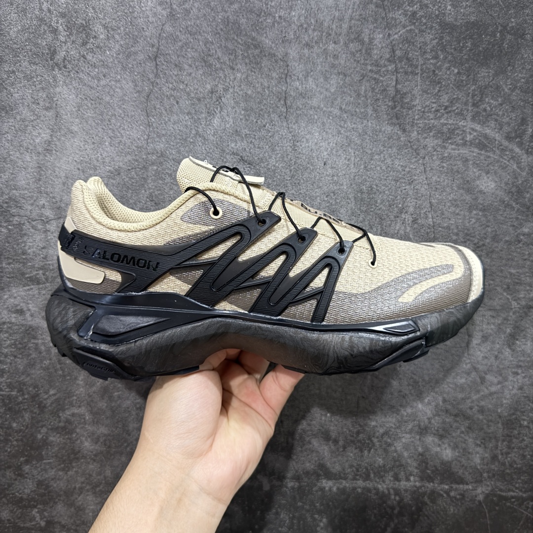 【巅峰版】SALOMON萨洛蒙 XT PU.RE ADVANCED 舒适百搭耐磨 低帮 越野跑步鞋 男女同款 黑棕 474462 萨洛蒙潮流越野机能户外功能鞋 纯原外贸平台特供订单 耗时半年巨作 全套原纸板楦头开发 原厂特供网布配套加持 确保原汁原味 完美呈现版型 原档数据独家私模五层组合大底 男女鞋同步官方开发至46.5 原装Ortholite轻量化鞋垫 中底布带钢印编号 原厂TPU锁扣 进口港宝加持 后跟自然饱满 还原公司包裹性 基于 SALOMON 初代 XT 鞋身造型并搭载 4D ADVANCED CHASSIS™ 大底打造而成 带来了多项足部控制与保护等功能性 如在运动过程中控制左右晃动的过程而提高稳定性、改善长途越野过程中足中到足尖的过渡、提高感知岩石的精确度以抵抗尖锐物体对脚底的伤害以及采用动态缓冲来增强穿着舒适感 从而减轻疲劳感 使其成为一双舒适且安全的户外之履 尺码：36 36.5 37.5 38 38.5 39 40 40.5 41 42 42.5 43 44 44.5 45-选品中心