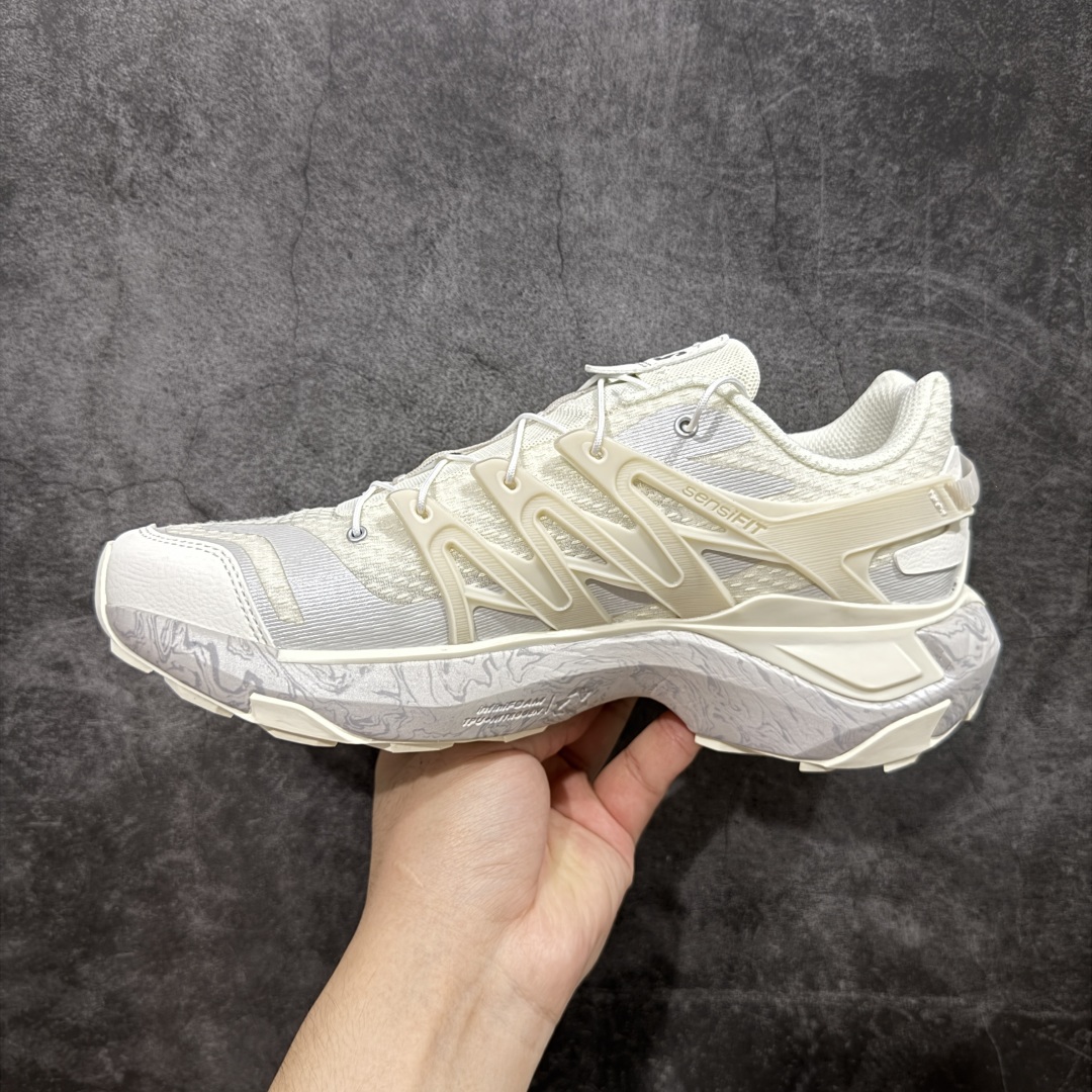 图片[2]-【巅峰版】SALOMON萨洛蒙 XT PU.RE ADVANCED 舒适百搭耐磨 低帮 越野跑步鞋 男女同款 米白 474464 萨洛蒙潮流越野机能户外功能鞋 纯原外贸平台特供订单 耗时半年巨作 全套原纸板楦头开发 原厂特供网布配套加持 确保原汁原味 完美呈现版型 原档数据独家私模五层组合大底 男女鞋同步官方开发至46.5 原装Ortholite轻量化鞋垫 中底布带钢印编号 原厂TPU锁扣 进口港宝加持 后跟自然饱满 还原公司包裹性 基于 SALOMON 初代 XT 鞋身造型并搭载 4D ADVANCED CHASSIS™ 大底打造而成 带来了多项足部控制与保护等功能性 如在运动过程中控制左右晃动的过程而提高稳定性、改善长途越野过程中足中到足尖的过渡、提高感知岩石的精确度以抵抗尖锐物体对脚底的伤害以及采用动态缓冲来增强穿着舒适感 从而减轻疲劳感 使其成为一双舒适且安全的户外之履 尺码：36 36.5 37.5 38 38.5 39 40 40.5 41 42 42.5 43 44 44.5 45-选品中心