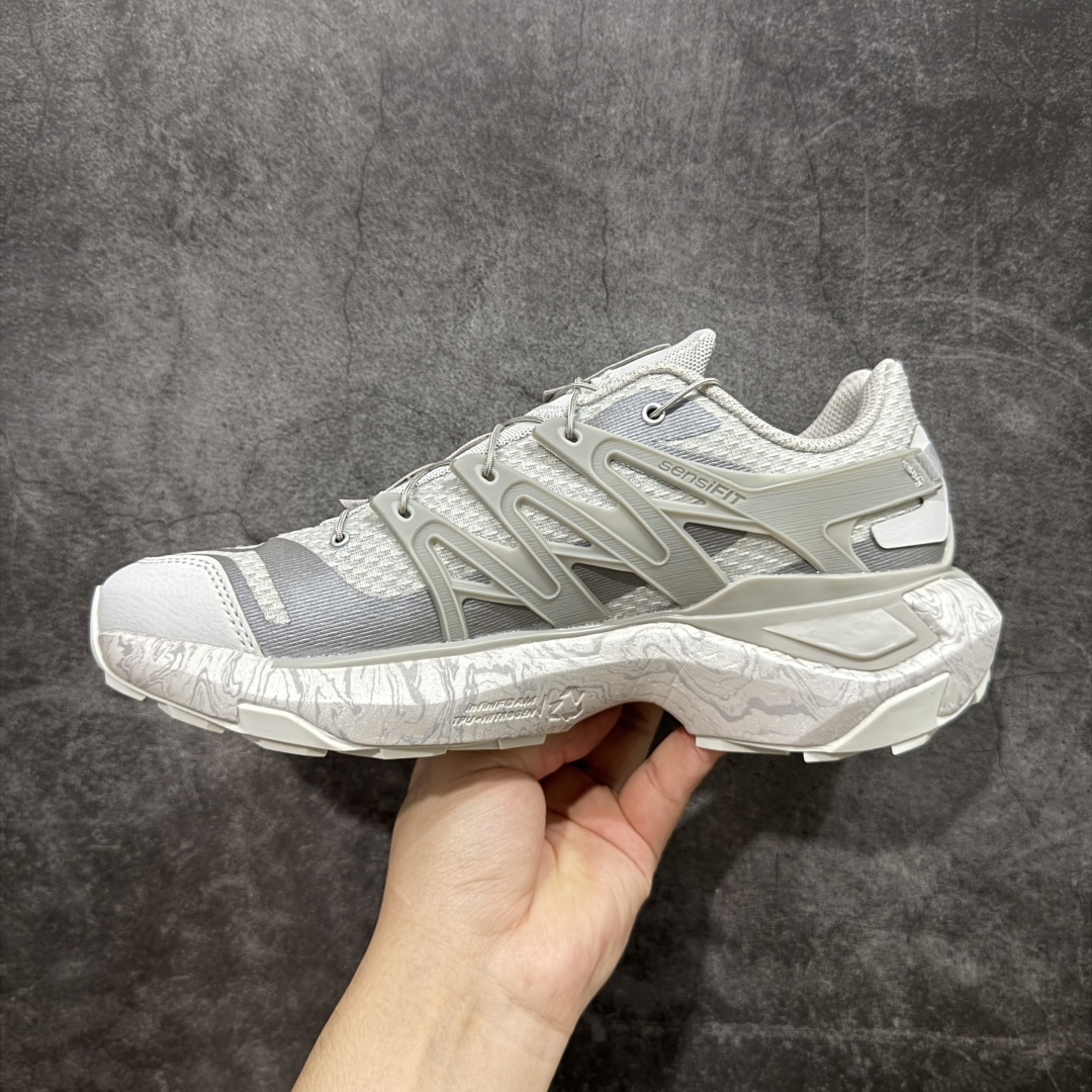 图片[2]-【巅峰版】SALOMON萨洛蒙 XT PU.RE ADVANCED 舒适百搭耐磨 低帮 越野跑步鞋 男女同款 浅灰 476047 萨洛蒙潮流越野机能户外功能鞋 纯原外贸平台特供订单 耗时半年巨作 全套原纸板楦头开发 原厂特供网布配套加持 确保原汁原味 完美呈现版型 原档数据独家私模五层组合大底 男女鞋同步官方开发至46.5 原装Ortholite轻量化鞋垫 中底布带钢印编号 原厂TPU锁扣 进口港宝加持 后跟自然饱满 还原公司包裹性 基于 SALOMON 初代 XT 鞋身造型并搭载 4D ADVANCED CHASSIS™ 大底打造而成 带来了多项足部控制与保护等功能性 如在运动过程中控制左右晃动的过程而提高稳定性、改善长途越野过程中足中到足尖的过渡、提高感知岩石的精确度以抵抗尖锐物体对脚底的伤害以及采用动态缓冲来增强穿着舒适感 从而减轻疲劳感 使其成为一双舒适且安全的户外之履 尺码：36 36.5 37.5 38 38.5 39 40 40.5 41 42 42.5 43 44 44.5 45-选品中心