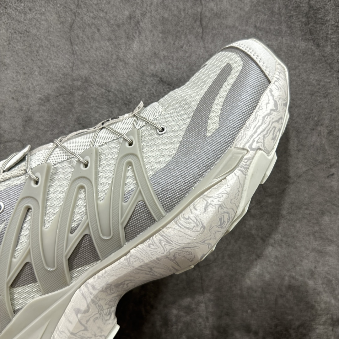 图片[6]-【巅峰版】SALOMON萨洛蒙 XT PU.RE ADVANCED 舒适百搭耐磨 低帮 越野跑步鞋 男女同款 浅灰 476047 萨洛蒙潮流越野机能户外功能鞋 纯原外贸平台特供订单 耗时半年巨作 全套原纸板楦头开发 原厂特供网布配套加持 确保原汁原味 完美呈现版型 原档数据独家私模五层组合大底 男女鞋同步官方开发至46.5 原装Ortholite轻量化鞋垫 中底布带钢印编号 原厂TPU锁扣 进口港宝加持 后跟自然饱满 还原公司包裹性 基于 SALOMON 初代 XT 鞋身造型并搭载 4D ADVANCED CHASSIS™ 大底打造而成 带来了多项足部控制与保护等功能性 如在运动过程中控制左右晃动的过程而提高稳定性、改善长途越野过程中足中到足尖的过渡、提高感知岩石的精确度以抵抗尖锐物体对脚底的伤害以及采用动态缓冲来增强穿着舒适感 从而减轻疲劳感 使其成为一双舒适且安全的户外之履 尺码：36 36.5 37.5 38 38.5 39 40 40.5 41 42 42.5 43 44 44.5 45-选品中心