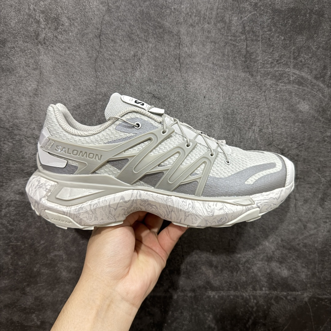 【巅峰版】SALOMON萨洛蒙 XT PU.RE ADVANCED 舒适百搭耐磨 低帮 越野跑步鞋 男女同款 浅灰 476047 萨洛蒙潮流越野机能户外功能鞋 纯原外贸平台特供订单 耗时半年巨作 全套原纸板楦头开发 原厂特供网布配套加持 确保原汁原味 完美呈现版型 原档数据独家私模五层组合大底 男女鞋同步官方开发至46.5 原装Ortholite轻量化鞋垫 中底布带钢印编号 原厂TPU锁扣 进口港宝加持 后跟自然饱满 还原公司包裹性 基于 SALOMON 初代 XT 鞋身造型并搭载 4D ADVANCED CHASSIS™ 大底打造而成 带来了多项足部控制与保护等功能性 如在运动过程中控制左右晃动的过程而提高稳定性、改善长途越野过程中足中到足尖的过渡、提高感知岩石的精确度以抵抗尖锐物体对脚底的伤害以及采用动态缓冲来增强穿着舒适感 从而减轻疲劳感 使其成为一双舒适且安全的户外之履 尺码:36 36.5 37.5 38 38.5 39 40 40.5 41 42 42.5 43 44 44.5 45-选品中心