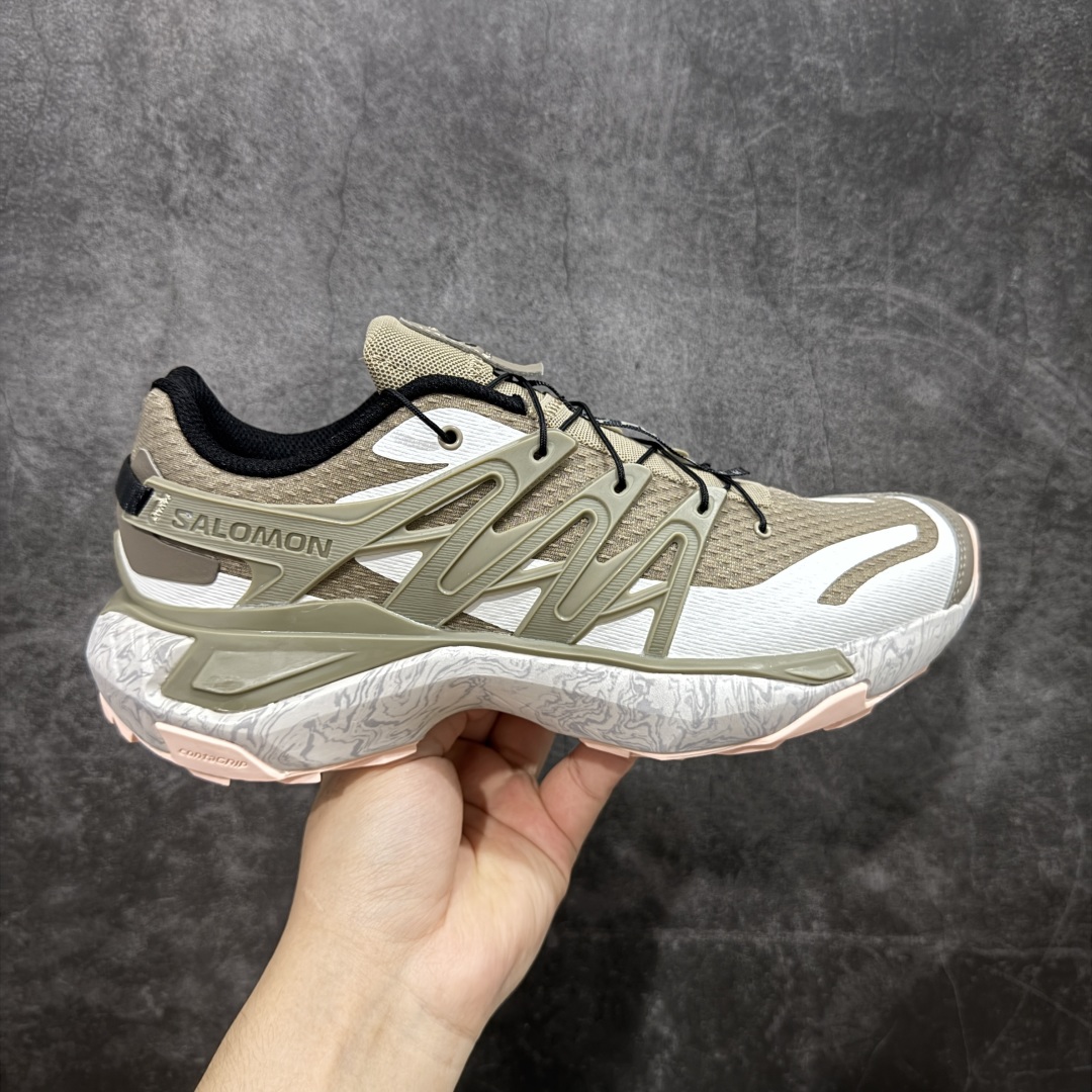 【巅峰版】SALOMON萨洛蒙 XT PU.RE ADVANCED 舒适百搭耐磨 低帮 越野跑步鞋 男女同款 灰绿 478026 萨洛蒙潮流越野机能户外功能鞋 纯原外贸平台特供订单 耗时半年巨作 全套原纸板楦头开发 原厂特供网布配套加持 确保原汁原味 完美呈现版型 原档数据独家私模五层组合大底 男女鞋同步官方开发至46.5 原装Ortholite轻量化鞋垫 中底布带钢印编号 原厂TPU锁扣 进口港宝加持 后跟自然饱满 还原公司包裹性 基于 SALOMON 初代 XT 鞋身造型并搭载 4D ADVANCED CHASSIS™ 大底打造而成 带来了多项足部控制与保护等功能性 如在运动过程中控制左右晃动的过程而提高稳定性、改善长途越野过程中足中到足尖的过渡、提高感知岩石的精确度以抵抗尖锐物体对脚底的伤害以及采用动态缓冲来增强穿着舒适感 从而减轻疲劳感 使其成为一双舒适且安全的户外之履 尺码:36 36.5 37.5 38 38.5 39 40 40.5 41 42 42.5 43 44 44.5 45-选品中心