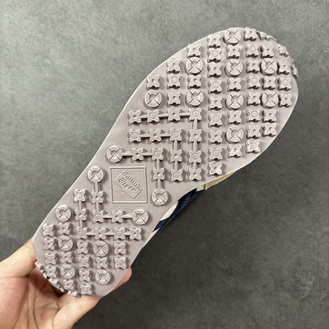 图片[9]-【公司级】Onitsuka Tiger鬼塚虎/鬼冢虎阿甘鞋EDR 78™休闲鞋78系列 中性休闲运动鞋 复古风的日常百搭神器它的设计灵感来源于经典跑步鞋，简约又不失时尚感。经典配色让整双鞋看起来特别温暖，搭配牛仔裤或者休闲裤都非常合适。鞋身采用优质材料制成，穿着起来轻便又舒适，长时间走路也不会觉得累。这双鞋的设计细节也很用心，鞋底纹路清晰，抓地力强，适合各种场合。无论是日常通勤还是周末出游，它都能成为你的最佳拍档。 尺码： 36-45 含半码 编码： FS220240-选品中心