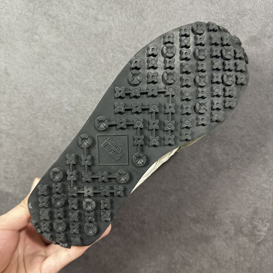图片[9]-【公司级】Onitsuka Tiger鬼塚虎/鬼冢虎阿甘鞋EDR 78™休闲鞋78系列 中性休闲运动鞋 复古风的日常百搭神器它的设计灵感来源于经典跑步鞋，简约又不失时尚感。经典配色让整双鞋看起来特别温暖，搭配牛仔裤或者休闲裤都非常合适。鞋身采用优质材料制成，穿着起来轻便又舒适，长时间走路也不会觉得累。这双鞋的设计细节也很用心，鞋底纹路清晰，抓地力强，适合各种场合。无论是日常通勤还是周末出游，它都能成为你的最佳拍档。 尺码： 36-45 含半码 编码： FS220240-选品中心