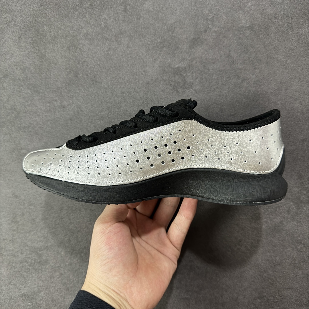 图片[2]-【公司H版】Nike Air Superfly 舒适百搭防滑耐磨 低帮跑步鞋 女款 黑银色 IB5824-200 市场首发版本出货 原版开发 黑银配色超酷，未来感拉满 鞋很轻盈，鞋型偏窄 可以选择大一码，显的脚长一些 可盐可甜 颜值在线 春夏百搭款 尺码：35.5 36 36.5 37 38 38.5 39 40-选品中心