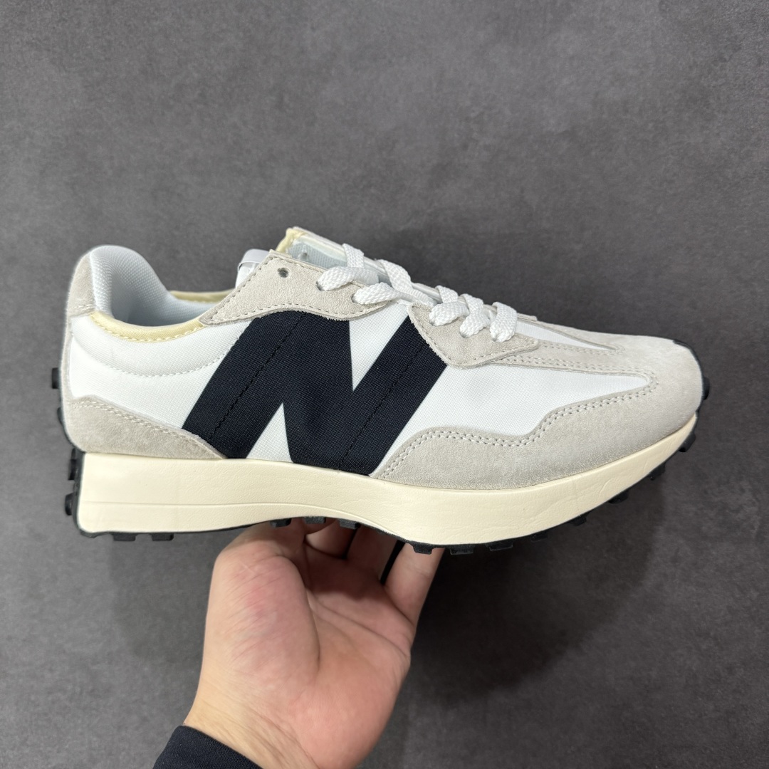 【K8版本】NB新百伦New Balance NB327系列复古休闲运动慢跑鞋 MS327FE 全新 New Balance 327 系列,以更纯粹的复古风格设计打造的全新造型。侧身还以解构设计,将 N 字标志以做旧压花样式呈现,样式别具新意。而麂皮、冲孔皮革的塑造,则呈现出高级怀旧气质,也让鞋款在奢华时装风格与运动氛围之间达到了平衡。 尺码:36~45半-选品中心