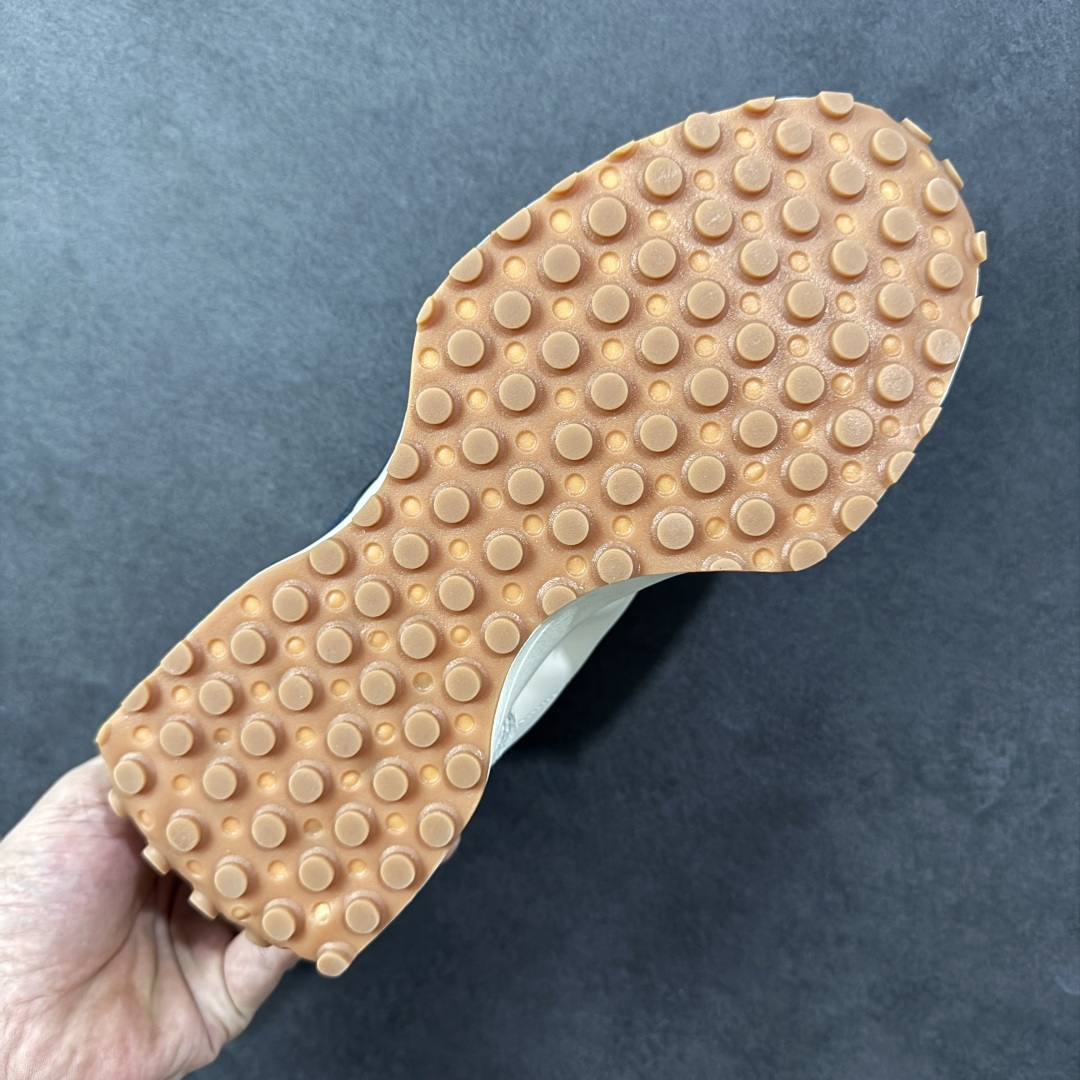 图片[9]-【K8版本】NB新百伦New Balance NB327系列复古休闲运动慢跑鞋 WS327KB 全新 New Balance 327 系列，以更纯粹的复古风格设计打造的全新造型。侧身还以解构设计，将 N 字标志以做旧压花样式呈现，样式别具新意。而麂皮、冲孔皮革的塑造，则呈现出高级怀旧气质，也让鞋款在奢华时装风格与运动氛围之间达到了平衡。 尺码：36～45半-选品中心