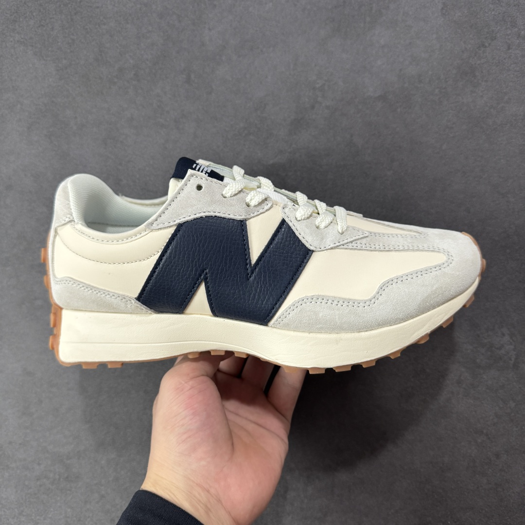 【K8版本】NB新百伦New Balance NB327系列复古休闲运动慢跑鞋 WS327KB 全新 New Balance 327 系列,以更纯粹的复古风格设计打造的全新造型。侧身还以解构设计,将 N 字标志以做旧压花样式呈现,样式别具新意。而麂皮、冲孔皮革的塑造,则呈现出高级怀旧气质,也让鞋款在奢华时装风格与运动氛围之间达到了平衡。 尺码:36~45半-选品中心