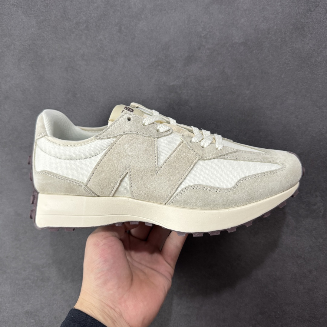 【K8版本】NB新百伦New Balance NB327系列复古休闲运动慢跑鞋 WS327FB 全新 New Balance 327 系列,以更纯粹的复古风格设计打造的全新造型。侧身还以解构设计,将 N 字标志以做旧压花样式呈现,样式别具新意。而麂皮、冲孔皮革的塑造,则呈现出高级怀旧气质,也让鞋款在奢华时装风格与运动氛围之间达到了平衡。 尺码:36~45半-选品中心