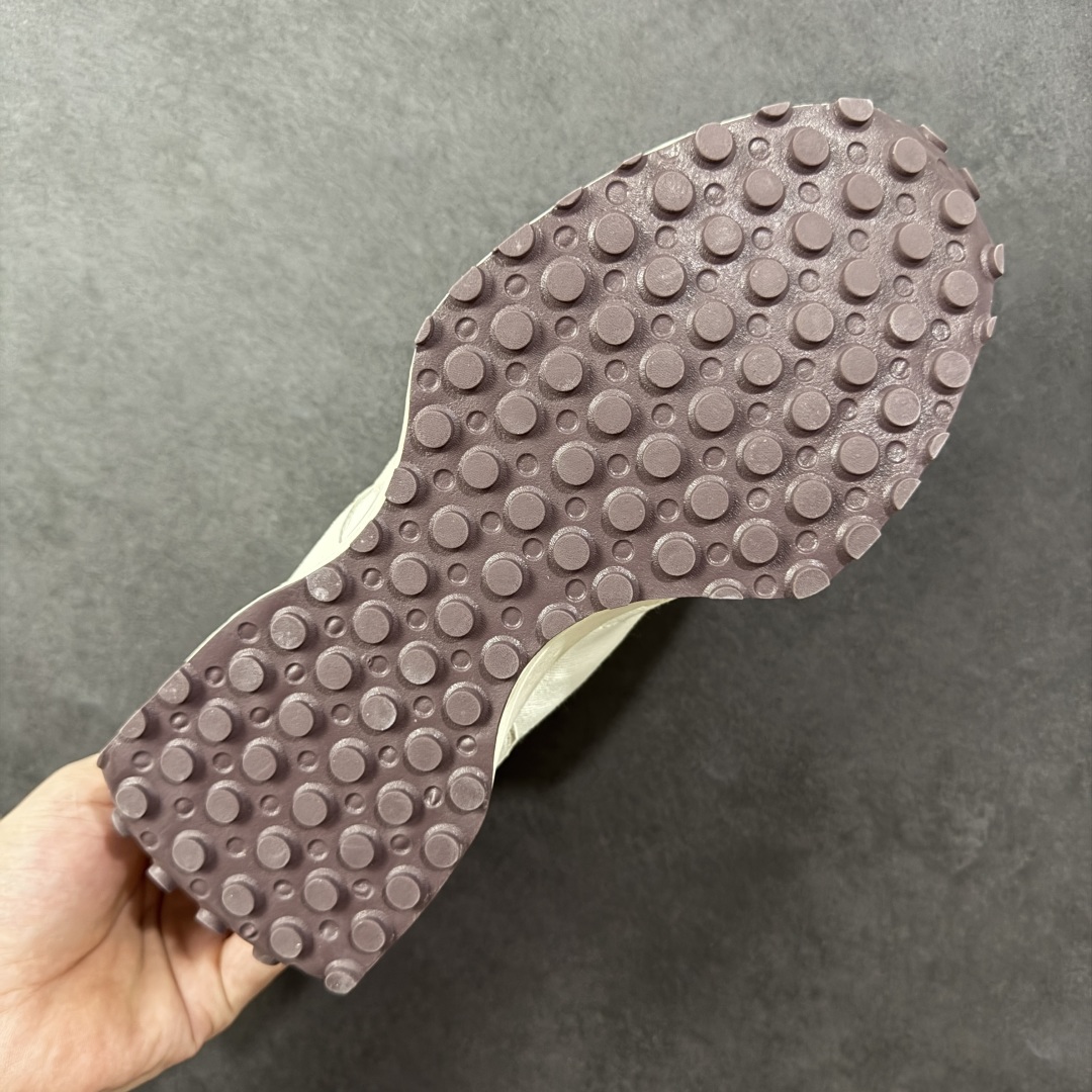 图片[9]-【K8版本】NB新百伦New Balance NB327系列复古休闲运动慢跑鞋 WS327FB 全新 New Balance 327 系列，以更纯粹的复古风格设计打造的全新造型。侧身还以解构设计，将 N 字标志以做旧压花样式呈现，样式别具新意。而麂皮、冲孔皮革的塑造，则呈现出高级怀旧气质，也让鞋款在奢华时装风格与运动氛围之间达到了平衡。 尺码：36～45半-选品中心