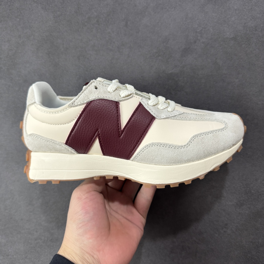 【K8版本】NB新百伦New Balance NB327系列复古休闲运动慢跑鞋 WS327KA 全新 New Balance 327 系列,以更纯粹的复古风格设计打造的全新造型。侧身还以解构设计,将 N 字标志以做旧压花样式呈现,样式别具新意。而麂皮、冲孔皮革的塑造,则呈现出高级怀旧气质,也让鞋款在奢华时装风格与运动氛围之间达到了平衡。 尺码:36~45半-选品中心