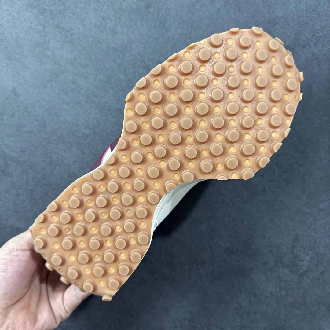 图片[9]-【K8版本】NB新百伦New Balance NB327系列复古休闲运动慢跑鞋 WS327KA 全新 New Balance 327 系列，以更纯粹的复古风格设计打造的全新造型。侧身还以解构设计，将 N 字标志以做旧压花样式呈现，样式别具新意。而麂皮、冲孔皮革的塑造，则呈现出高级怀旧气质，也让鞋款在奢华时装风格与运动氛围之间达到了平衡。 尺码：36～45半-选品中心