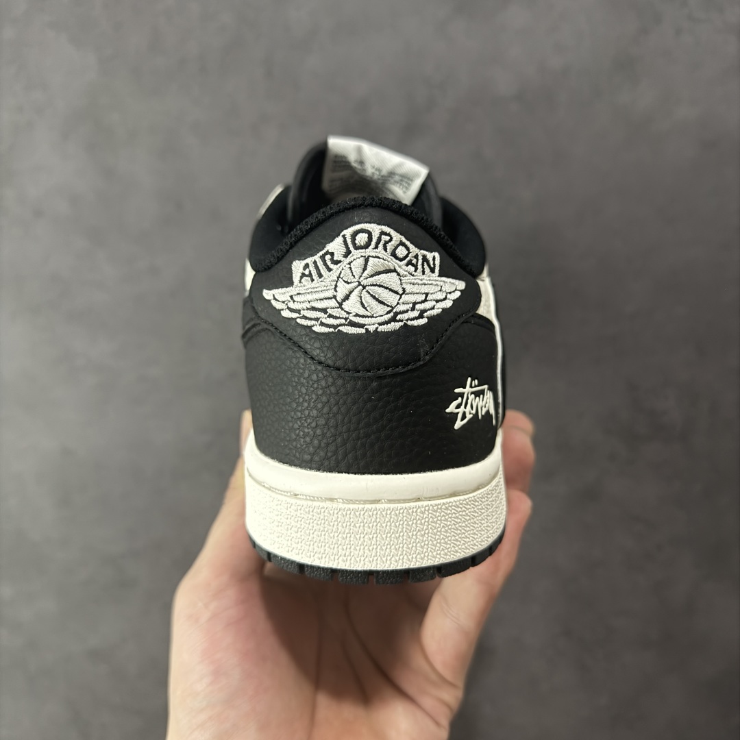 图片[4]-【定制版】Travis Scott x Fragment Design x Air Jordan 1 Low OG SP AJ1 乔1 斯图西联名 低帮文化休闲板鞋 ST5696-261  #多方联名合作融合了Travis Scott 独特的音乐风格，藤原浩个性的设计风格以及Jordan品牌的经典元素 使其成为一双具有独特身份和价值的鞋子 清新而立体的外观加上联名标识更突出了其独特身份 这种配色方案显示出活力和时尚感 在视觉上引人注目 鞋身的质感和细腻的细节处理使其显得高端而格调十足 这款“倒钩”联名是设计与创意完美结合 融合多方的个性风格是一款备受瞩目的潮流鞋款  尺码：36 36.5 37.5 38 38.5 39 40 40.5 41 42 42.5 43 44 44.5 45-选品中心