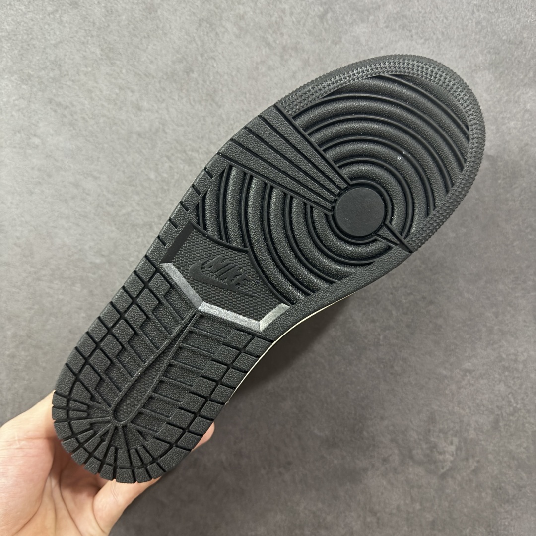 图片[9]-【定制版】Travis Scott x Fragment Design x Air Jordan 1 Low OG SP AJ1 乔1 斯图西联名 低帮文化休闲板鞋 ST5696-261  #多方联名合作融合了Travis Scott 独特的音乐风格，藤原浩个性的设计风格以及Jordan品牌的经典元素 使其成为一双具有独特身份和价值的鞋子 清新而立体的外观加上联名标识更突出了其独特身份 这种配色方案显示出活力和时尚感 在视觉上引人注目 鞋身的质感和细腻的细节处理使其显得高端而格调十足 这款“倒钩”联名是设计与创意完美结合 融合多方的个性风格是一款备受瞩目的潮流鞋款  尺码：36 36.5 37.5 38 38.5 39 40 40.5 41 42 42.5 43 44 44.5 45-选品中心