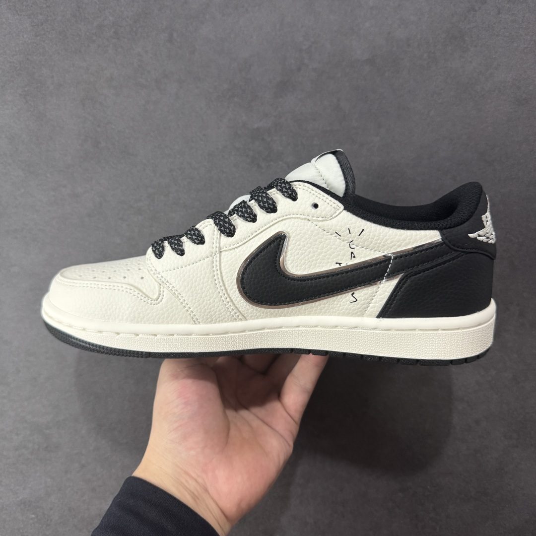 图片[2]-【定制版】Travis Scott x Fragment Design x Air Jordan 1 Low OG SP AJ1 乔1 斯图西联名 低帮文化休闲板鞋 ST5696-261  #多方联名合作融合了Travis Scott 独特的音乐风格，藤原浩个性的设计风格以及Jordan品牌的经典元素 使其成为一双具有独特身份和价值的鞋子 清新而立体的外观加上联名标识更突出了其独特身份 这种配色方案显示出活力和时尚感 在视觉上引人注目 鞋身的质感和细腻的细节处理使其显得高端而格调十足 这款“倒钩”联名是设计与创意完美结合 融合多方的个性风格是一款备受瞩目的潮流鞋款  尺码：36 36.5 37.5 38 38.5 39 40 40.5 41 42 42.5 43 44 44.5 45-选品中心