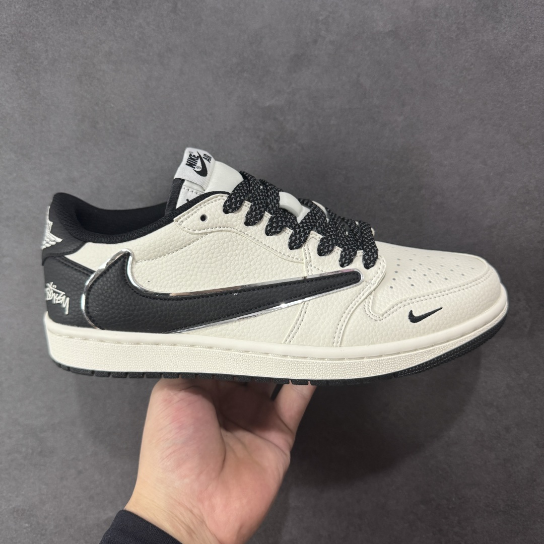 【定制版】Travis Scott x Fragment Design x Air Jordan 1 Low OG SP AJ1 乔1 斯图西联名 低帮文化休闲板鞋 ST5696-261  #多方联名合作融合了Travis Scott 独特的音乐风格，藤原浩个性的设计风格以及Jordan品牌的经典元素 使其成为一双具有独特身份和价值的鞋子 清新而立体的外观加上联名标识更突出了其独特身份 这种配色方案显示出活力和时尚感 在视觉上引人注目 鞋身的质感和细腻的细节处理使其显得高端而格调十足 这款“倒钩”联名是设计与创意完美结合 融合多方的个性风格是一款备受瞩目的潮流鞋款  尺码：36 36.5 37.5 38 38.5 39 40 40.5 41 42 42.5 43 44 44.5 45-选品中心